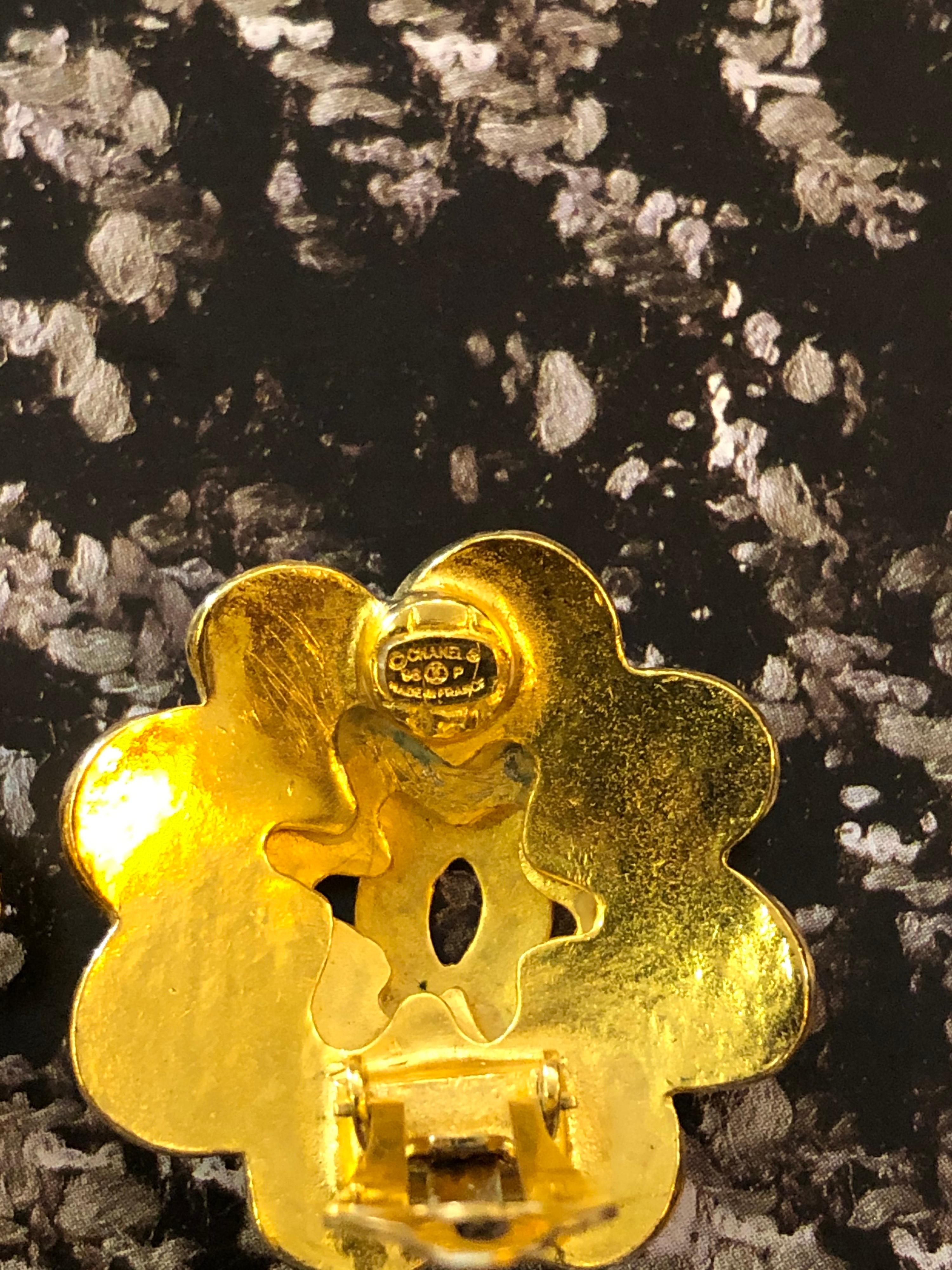 Vintage Chanel Gold Toned Camellia Earclips Clip On Earrings  In Good Condition In Bangkok, TH