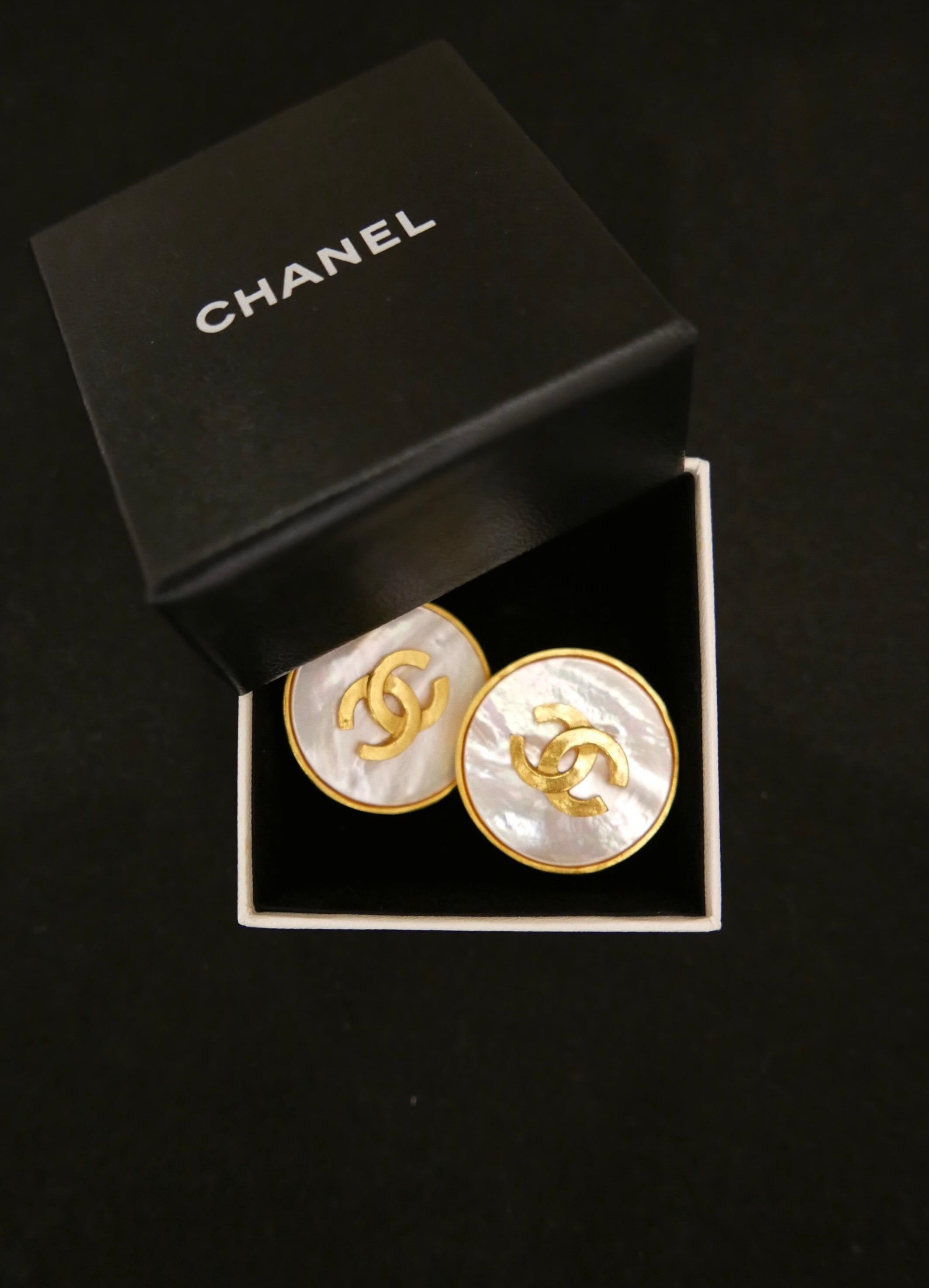 Pair of Chanel jumbo gold toned earclips with gold toned CC logo on a mother of pearl base. Diameter 3.3cm. Stamped 95A made in France. Comes with box.

Condition: Minor signs of use. Generally in very good condition. 