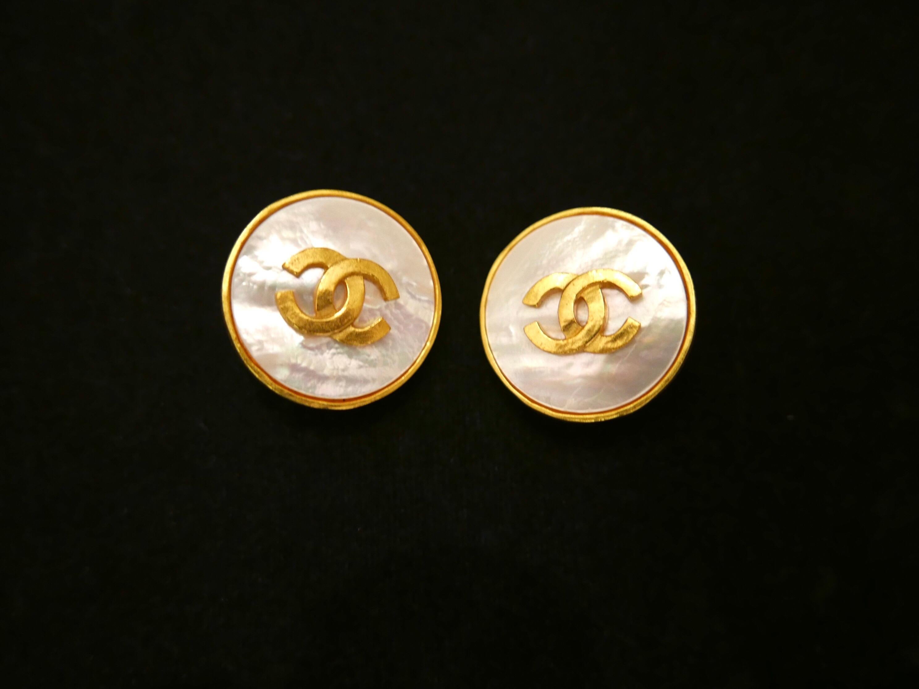 1995 Vintage CHANEL Mother of Pearl Gold Toned CC Clip On Earrings In Excellent Condition In Bangkok, TH