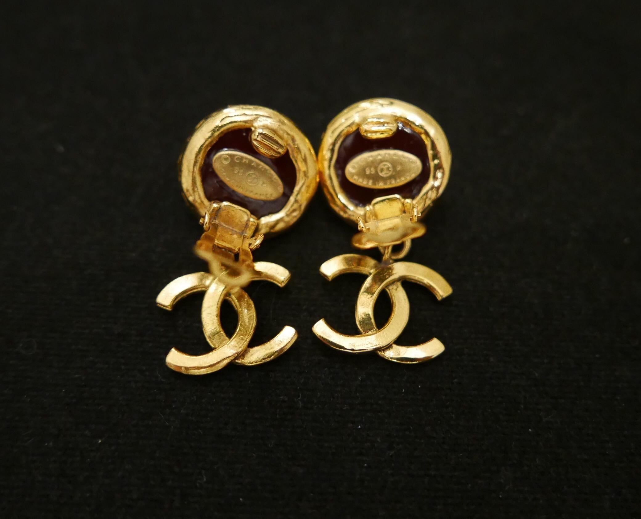 Pair of CHANEL Gold Toned Red Gripoix Dangle Earclips Clip On Earrings In Good Condition In Bangkok, TH