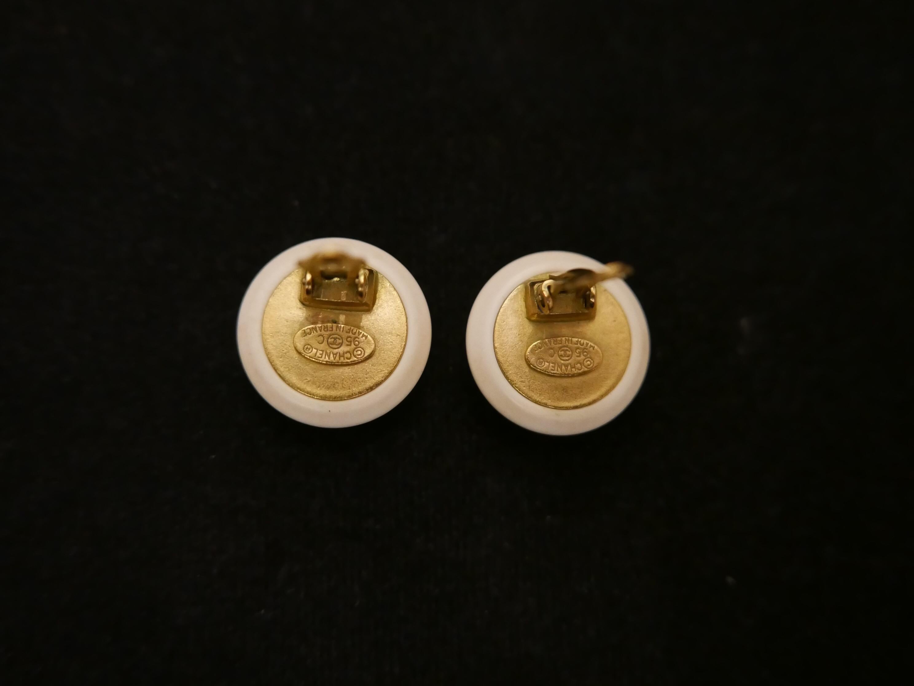 1990s Vintage CHANEL Resin Button CC Earclips Clip On Earrings Ivory In Good Condition In Bangkok, TH