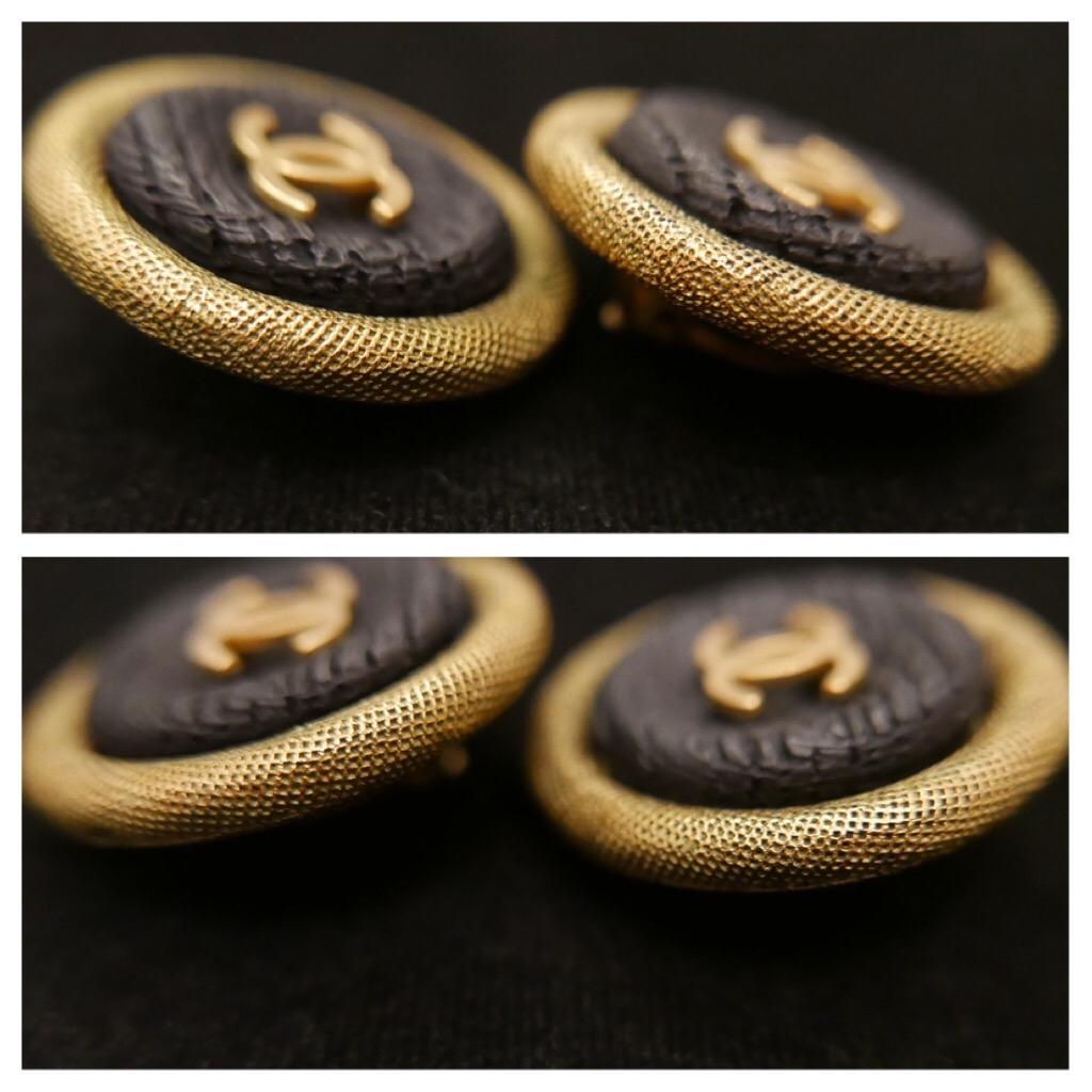 1994 Vintage CHANEL Jumbo Gold Toned Earlips Clip On Earrings In Good Condition For Sale In Bangkok, TH