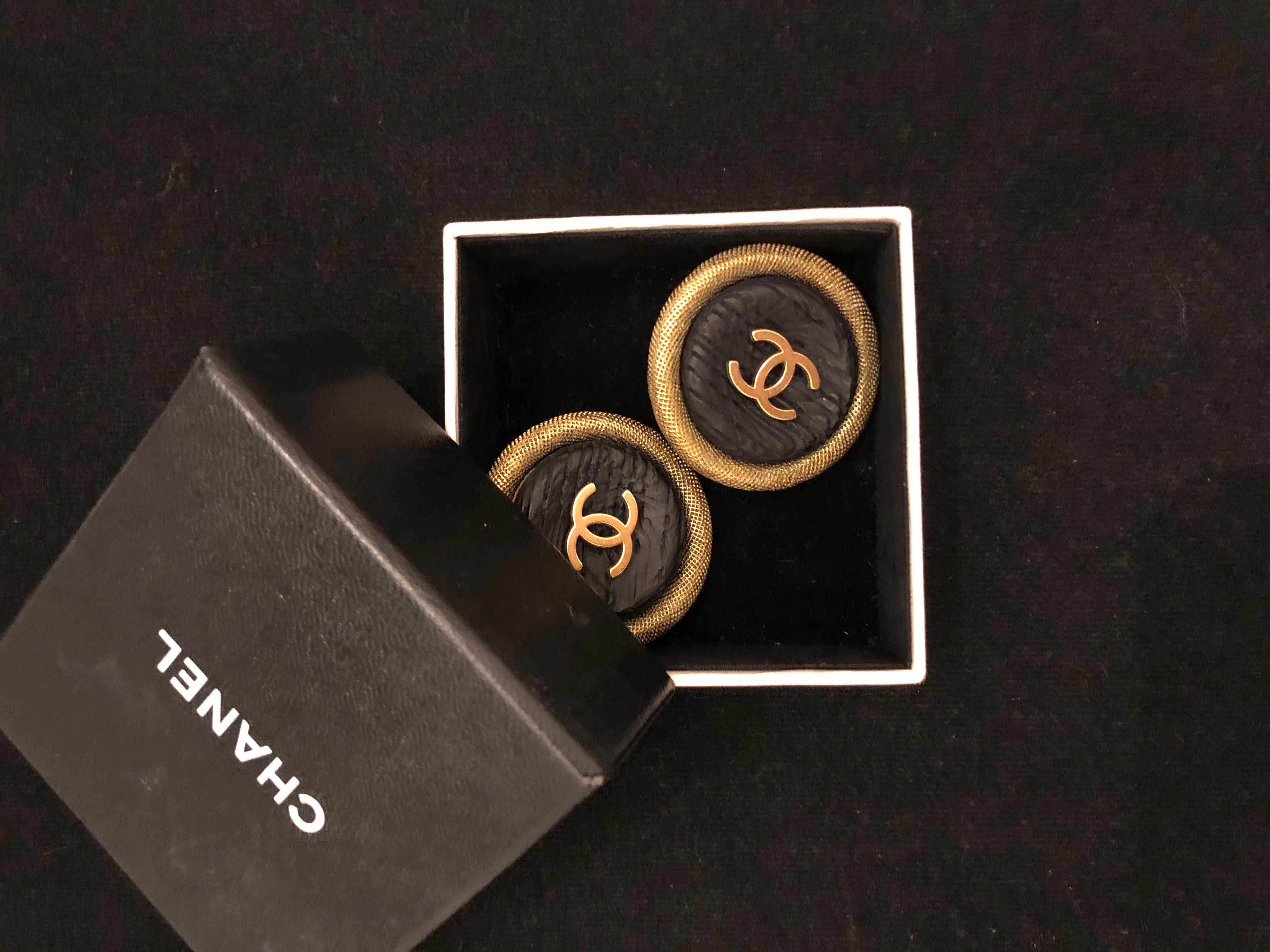 1994 Vintage CHANEL Jumbo Gold Toned Earlips Clip On Earrings For Sale 1