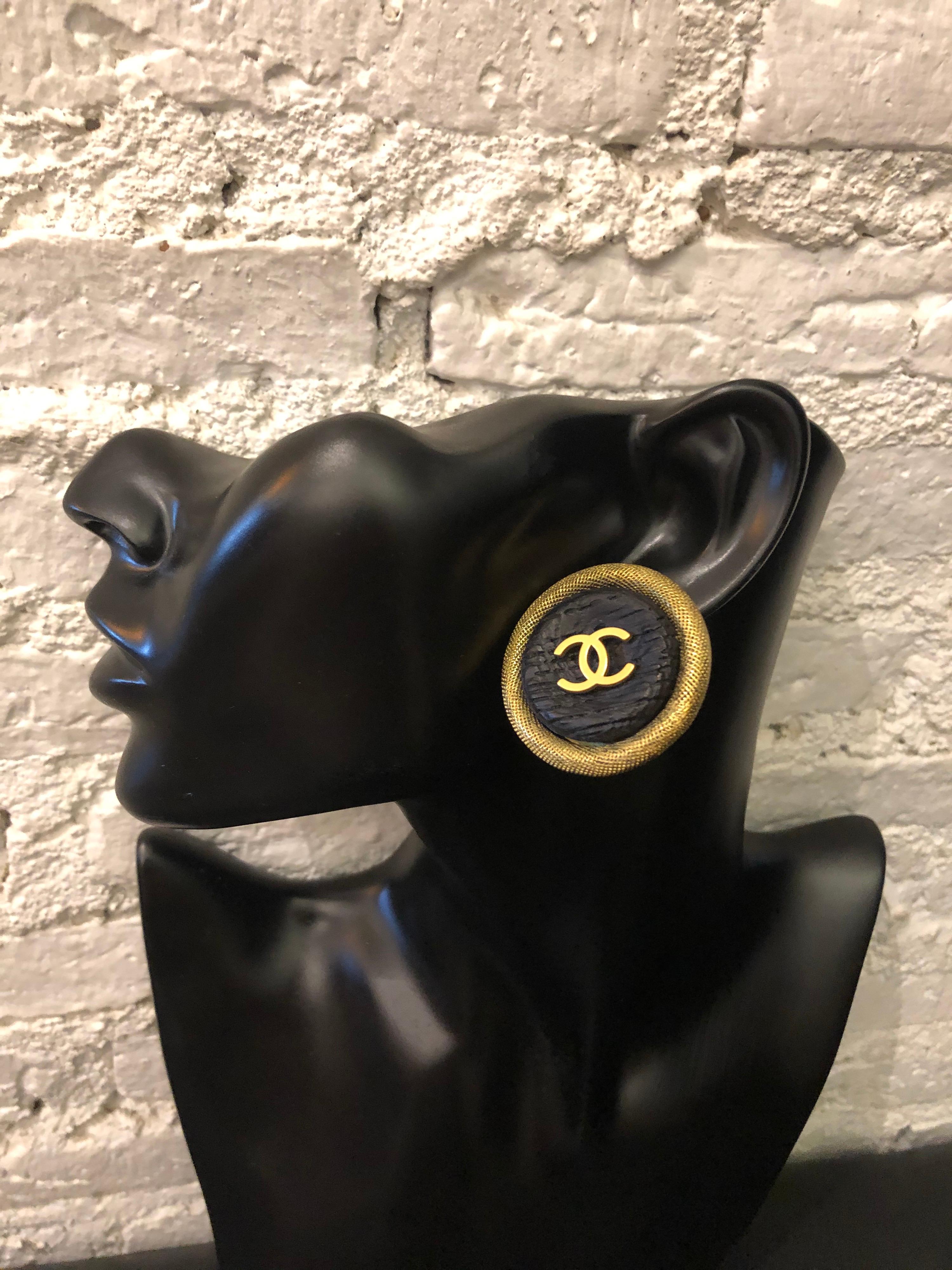 1994 Vintage CHANEL Jumbo Gold Toned Earlips Clip On Earrings For Sale 2
