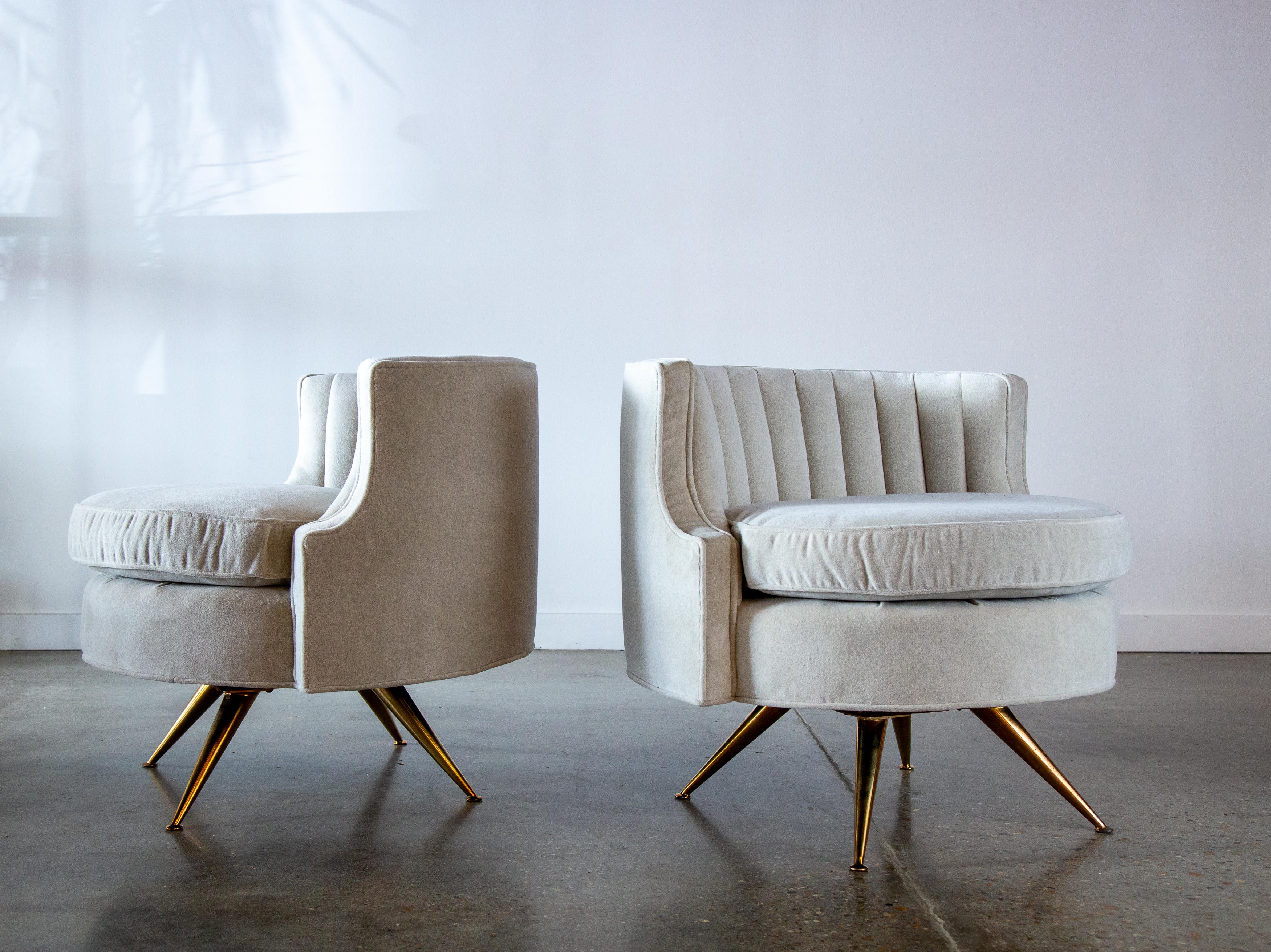 Paire de chaises pivotantes en tonneau touffeté de canaux par Henry Glass pour JG furniture en vente 4