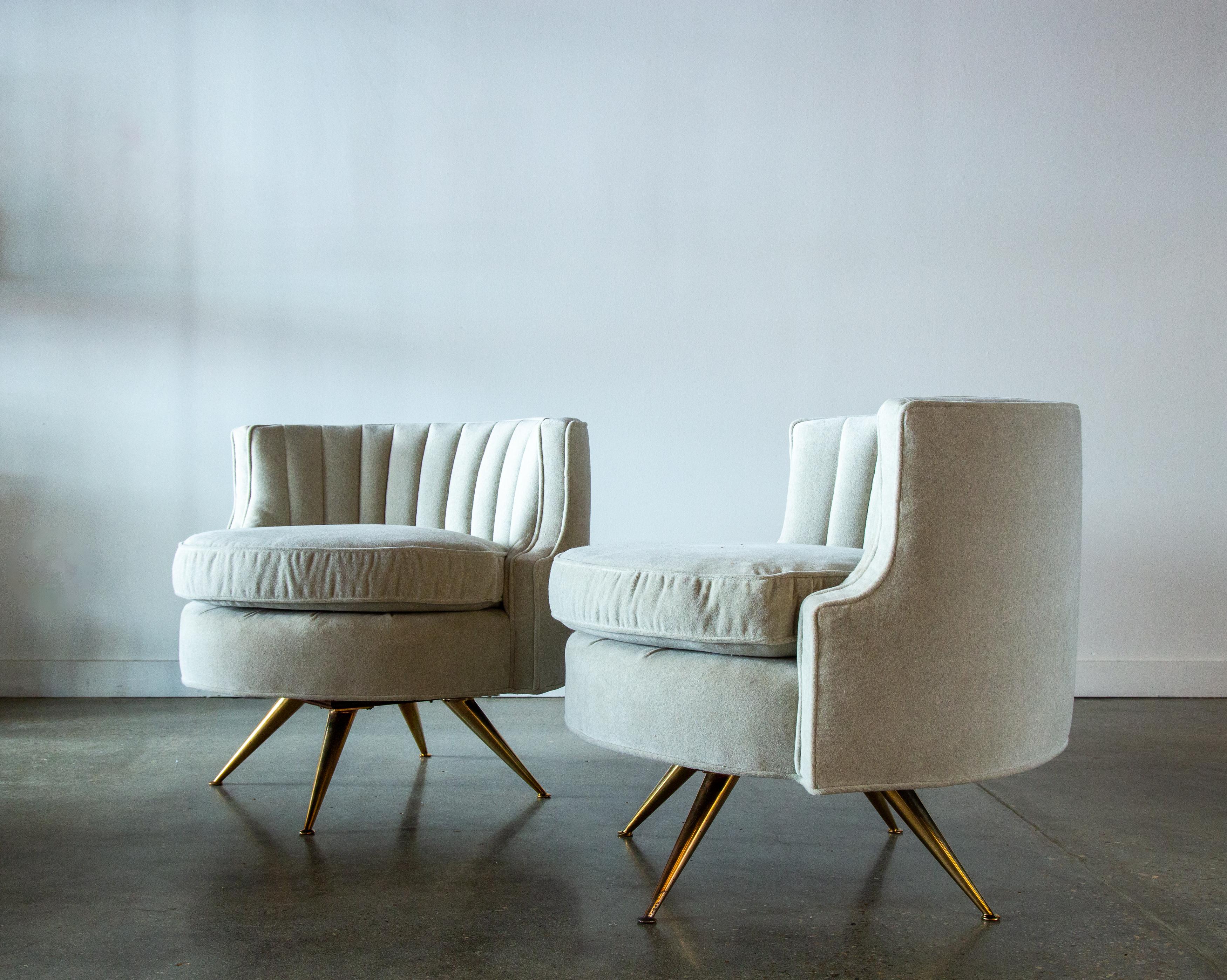 Paire de fauteuils pivotants à dossier en tonneau des années 1950, conçus par Henry P. Glass pour JG Furniture. Ces chaises sont dotées d'un magnifique dossier en forme de tonneau, accentué par des touffes de tissu. Le dos régulier descend jusqu'à