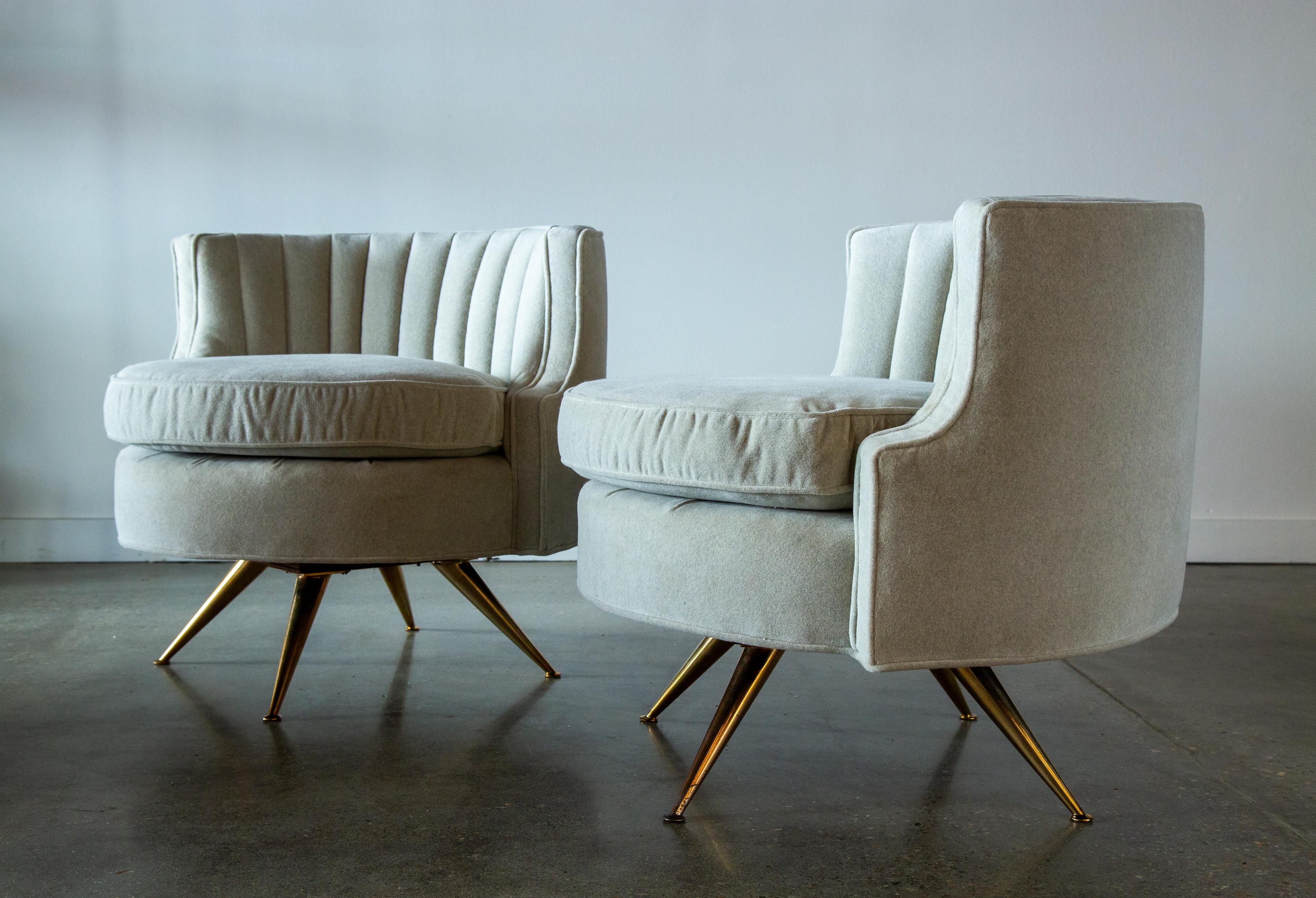 Ein Paar gedrehbare Stühle aus getuftetem Fass mit Kanalverschluss von Henry Glass für JG-Möbeln im Zustand „Gut“ im Angebot in Virginia Beach, VA