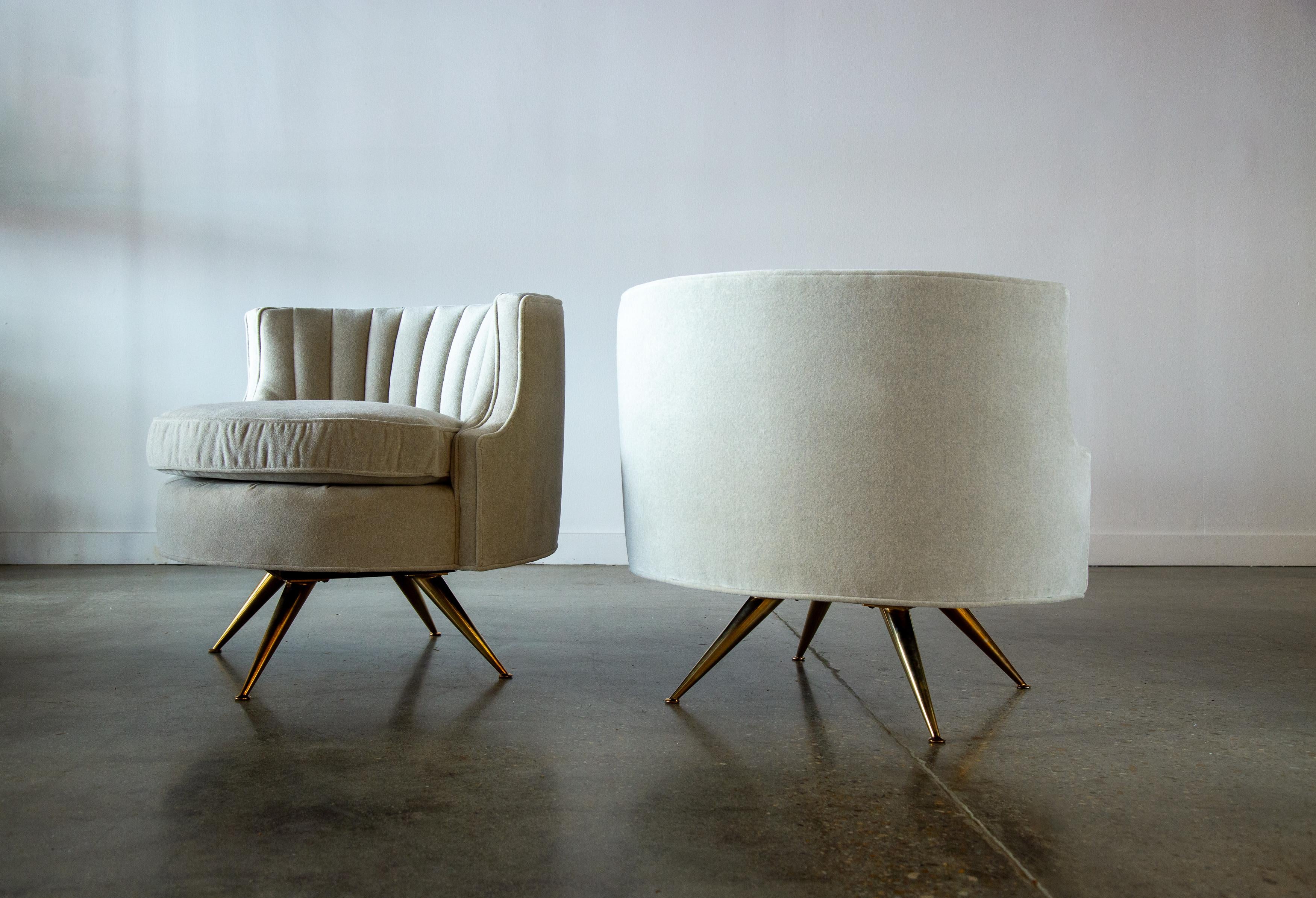 Laiton Paire de chaises pivotantes en tonneau touffeté de canaux par Henry Glass pour JG furniture en vente