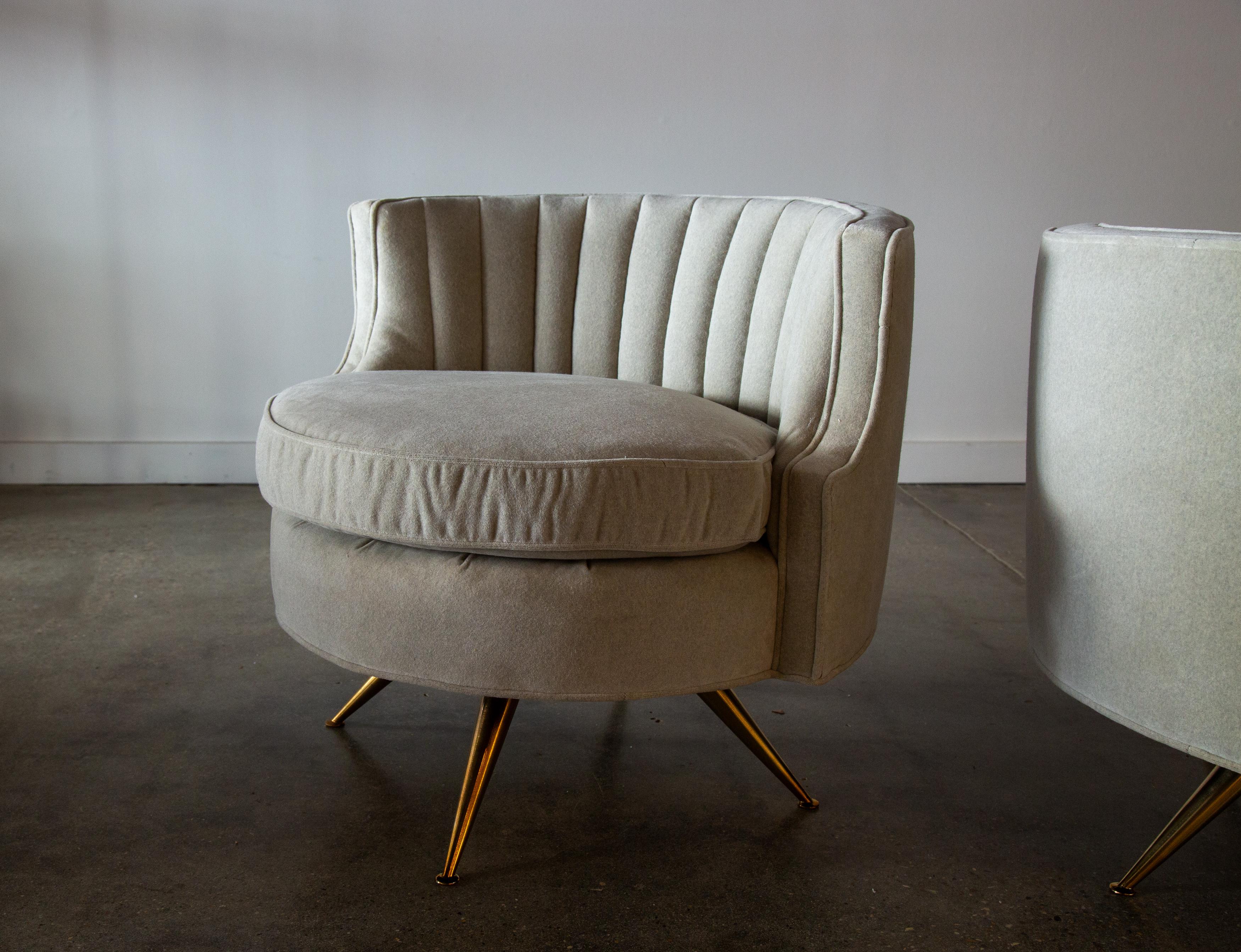 Paire de chaises pivotantes en tonneau touffeté de canaux par Henry Glass pour JG furniture en vente 1