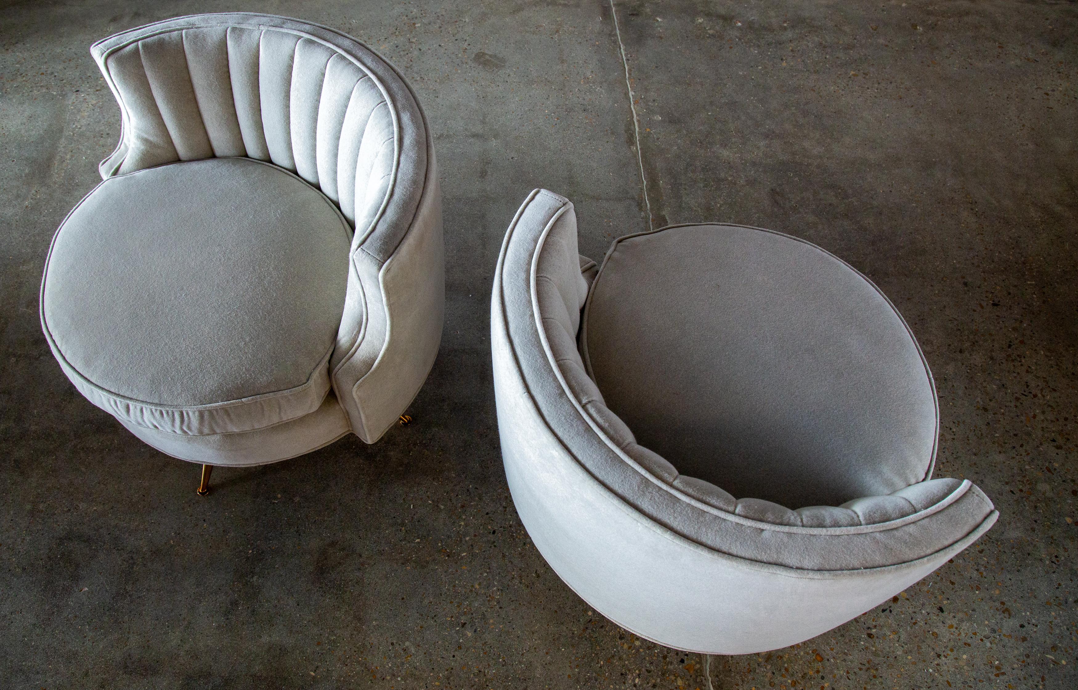 Paire de chaises pivotantes en tonneau touffeté de canaux par Henry Glass pour JG furniture en vente 2