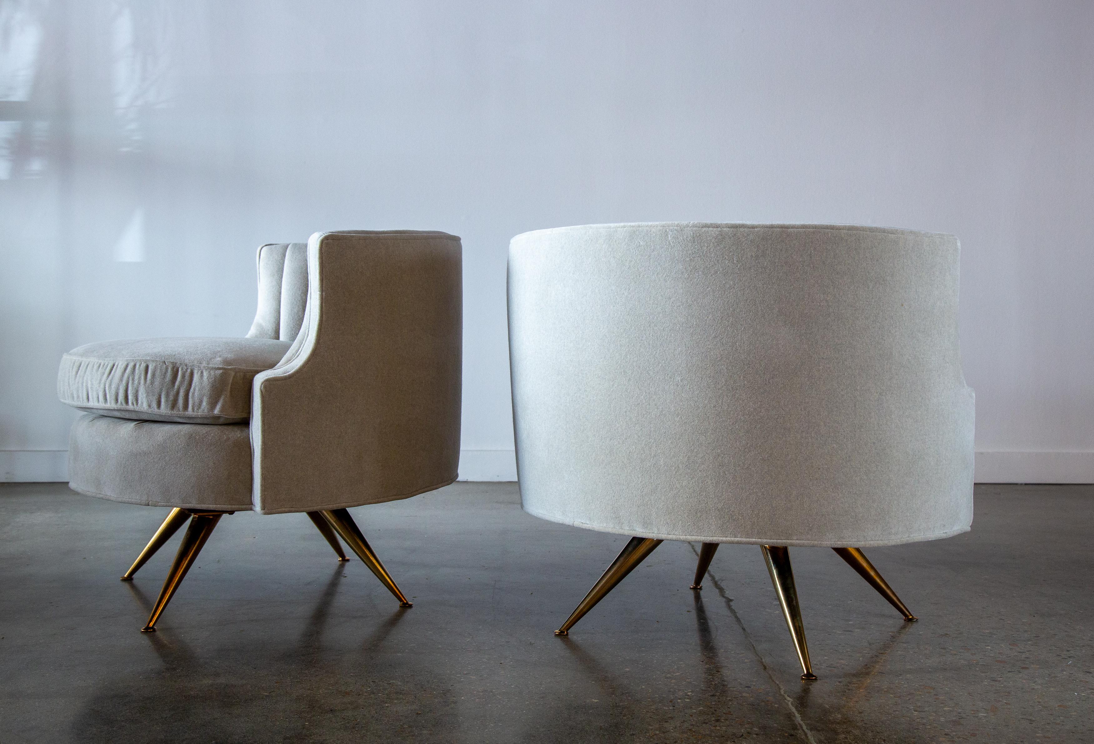 Paire de chaises pivotantes en tonneau touffeté de canaux par Henry Glass pour JG furniture en vente 3