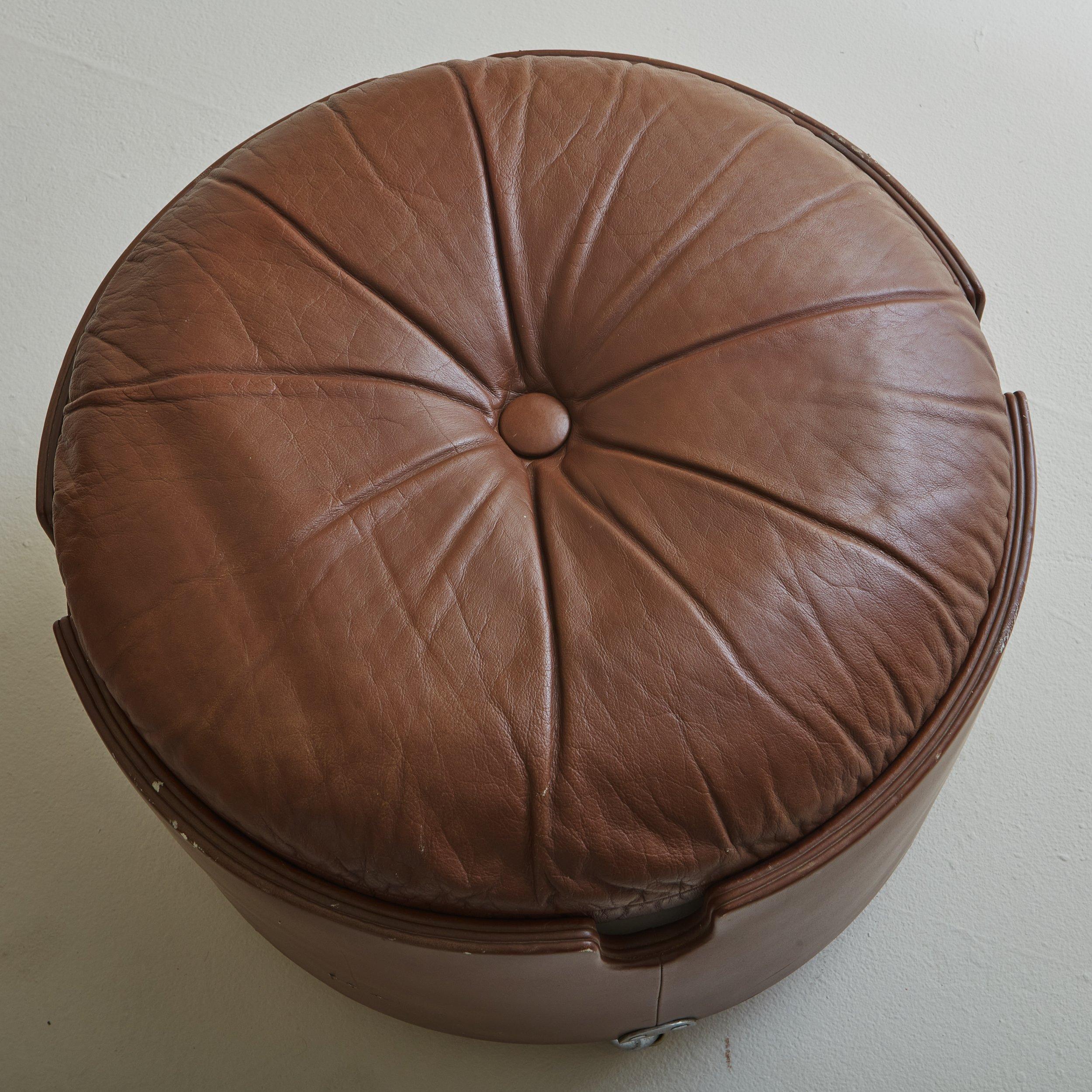 Paire de chaises d'appoint cannelées avec pouf de Luigi Massoni pour Poltrona Frau État moyen - En vente à Chicago, IL