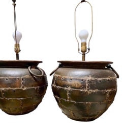 Paire de lampes de table Chapman en laiton de style brutaliste, imitant des rivets, datant de 1982 environ
