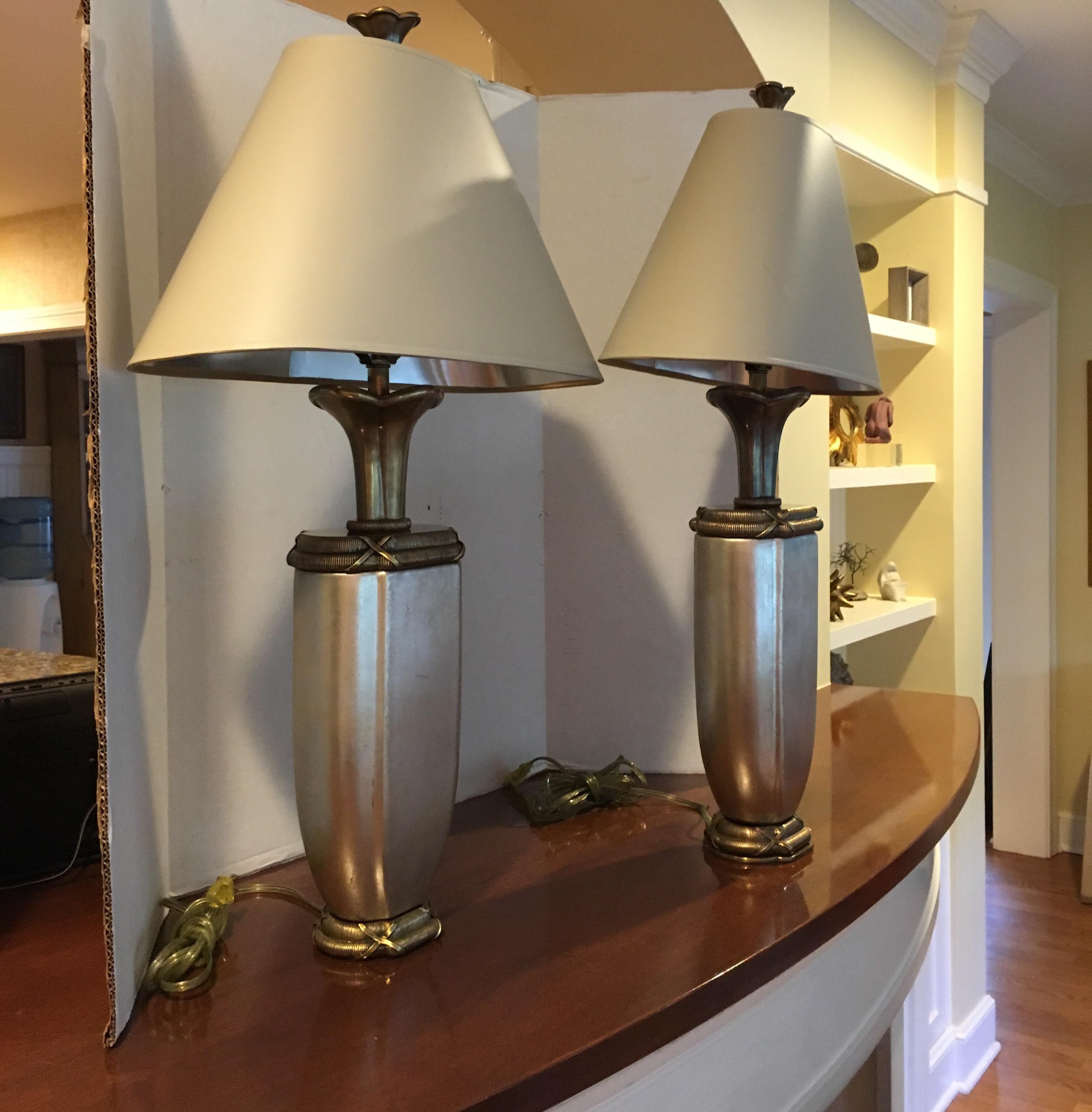Une paire de lampes Chapman en céramique émaillée métallique avec garniture en laiton.