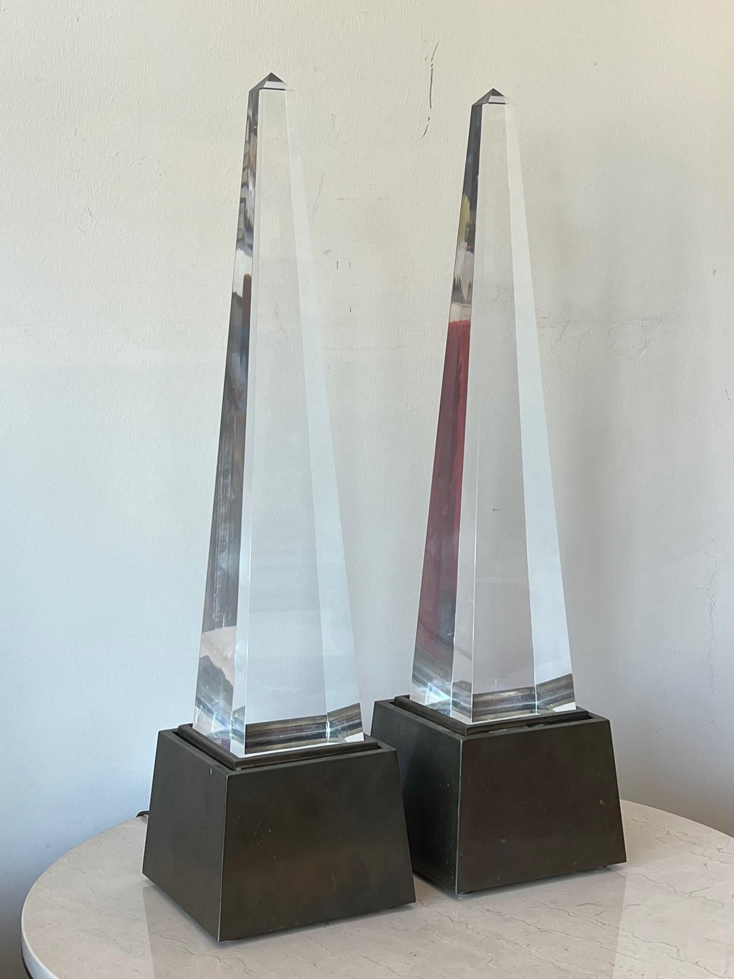 A pair of stylish Lucite and brass obelisk lamps by Chapman, 1977.