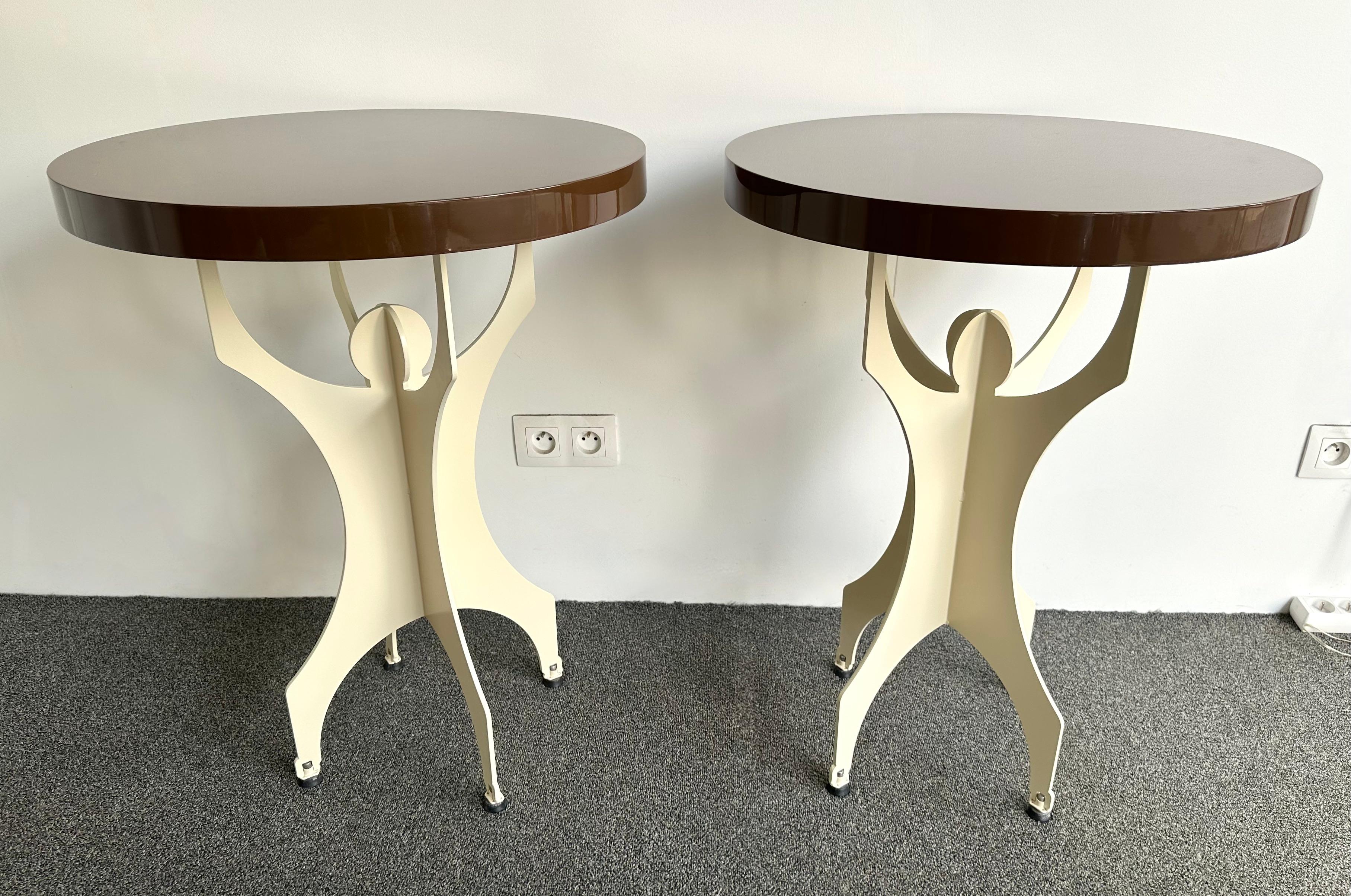 Paire de tables d'appoint de caractère en bois laqué et métal. Italie, années 2000 Bon état - En vente à SAINT-OUEN, FR