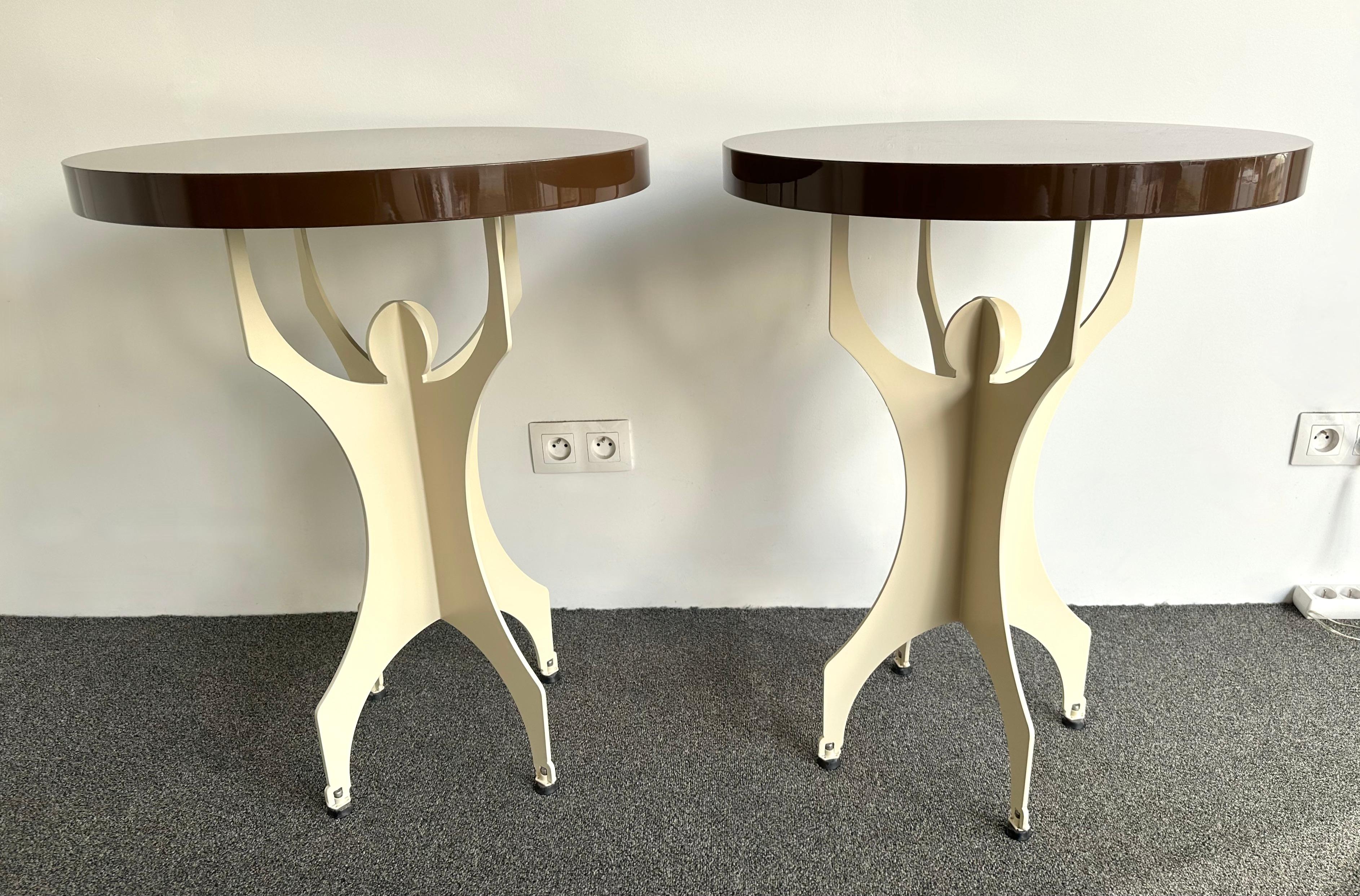 XXIe siècle et contemporain Paire de tables d'appoint de caractère en bois laqué et métal. Italie, années 2000 en vente