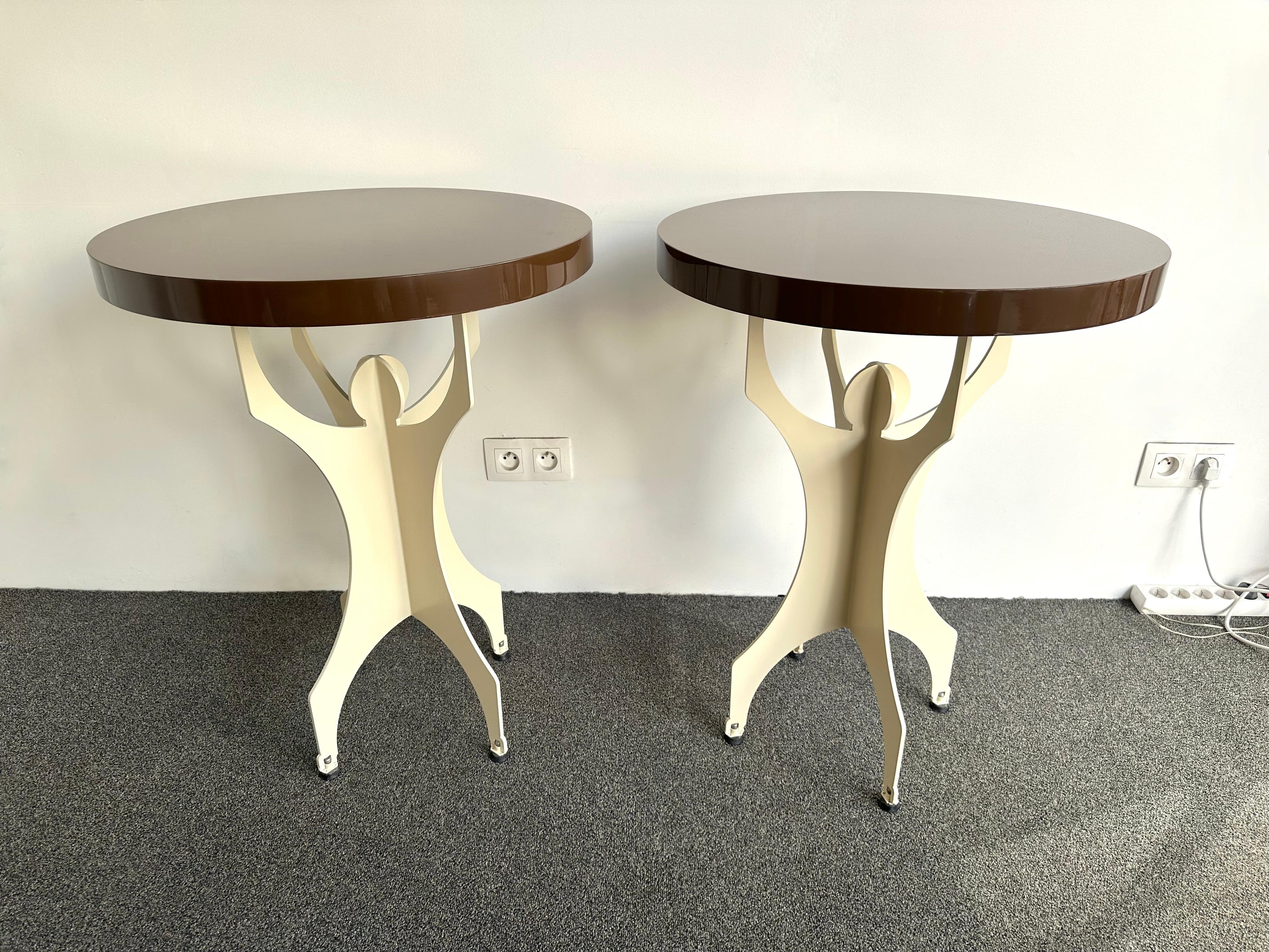 Paire de tables d'appoint de caractère en bois laqué et métal. Italie, années 2000 en vente 2