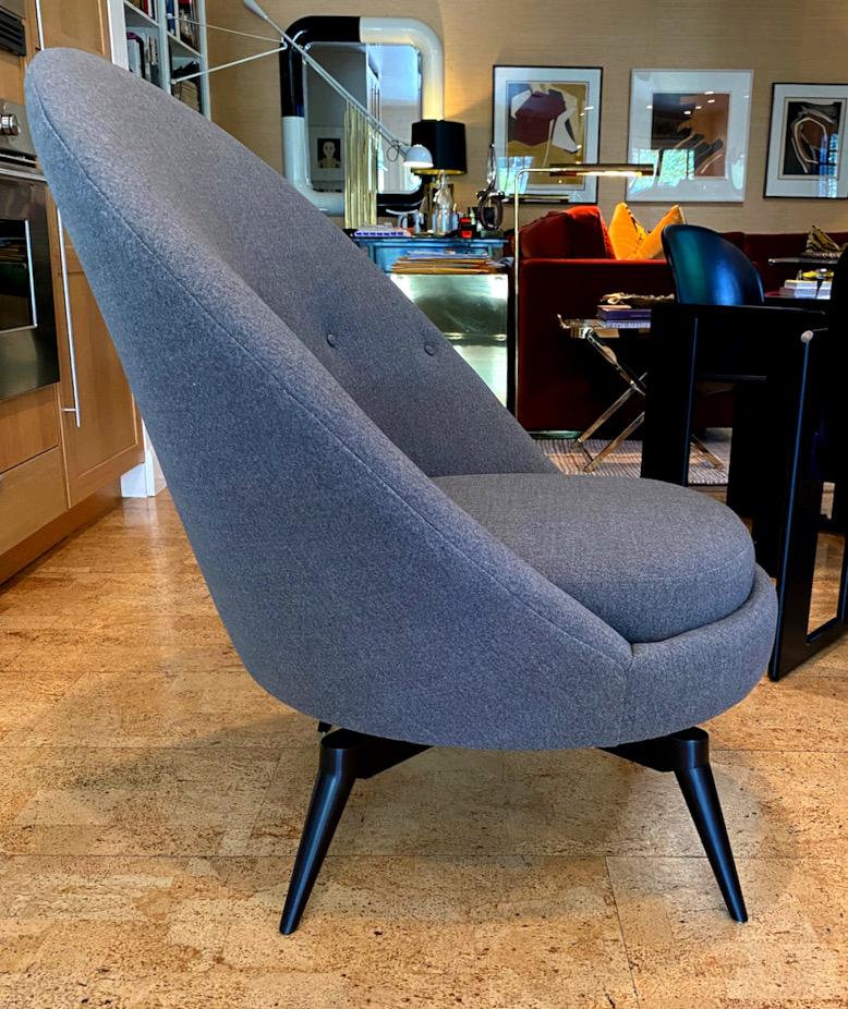 Mid-Century Modern Paire de chaises pivotantes gris anthracite par AdM Bespoke en vente