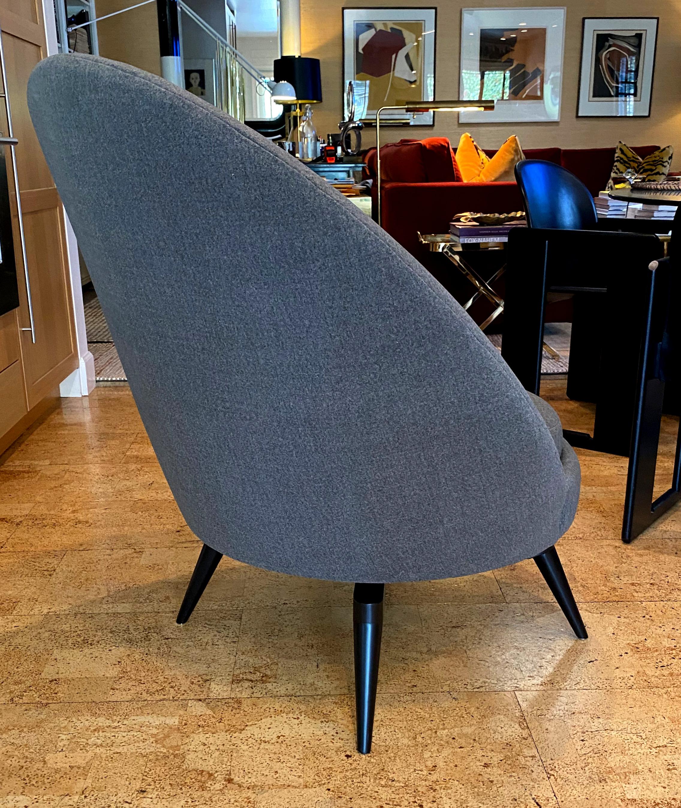Américain Paire de chaises pivotantes gris anthracite par AdM Bespoke en vente