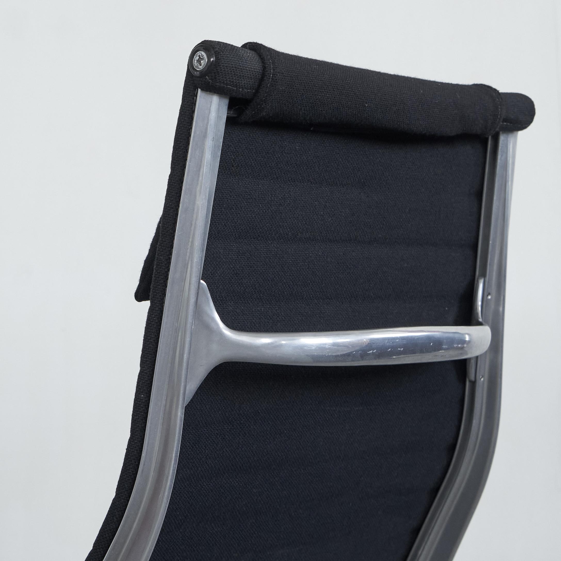Paire de chaises longues pivotantes Charles and Ray Eames EA322 pour Herman Miller 1984 en vente 3