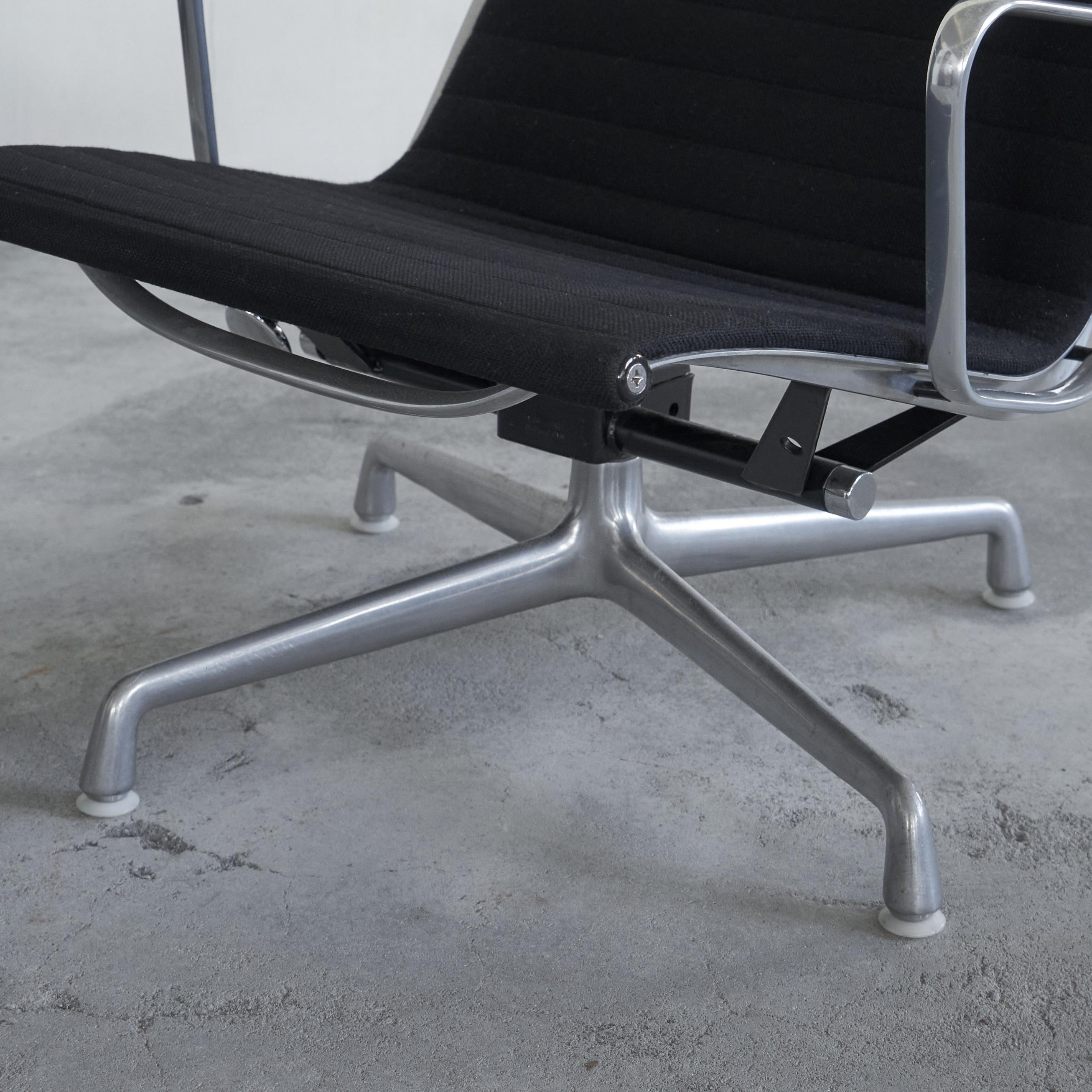 Paire de chaises longues pivotantes Charles and Ray Eames EA322 pour Herman Miller 1984 en vente 5