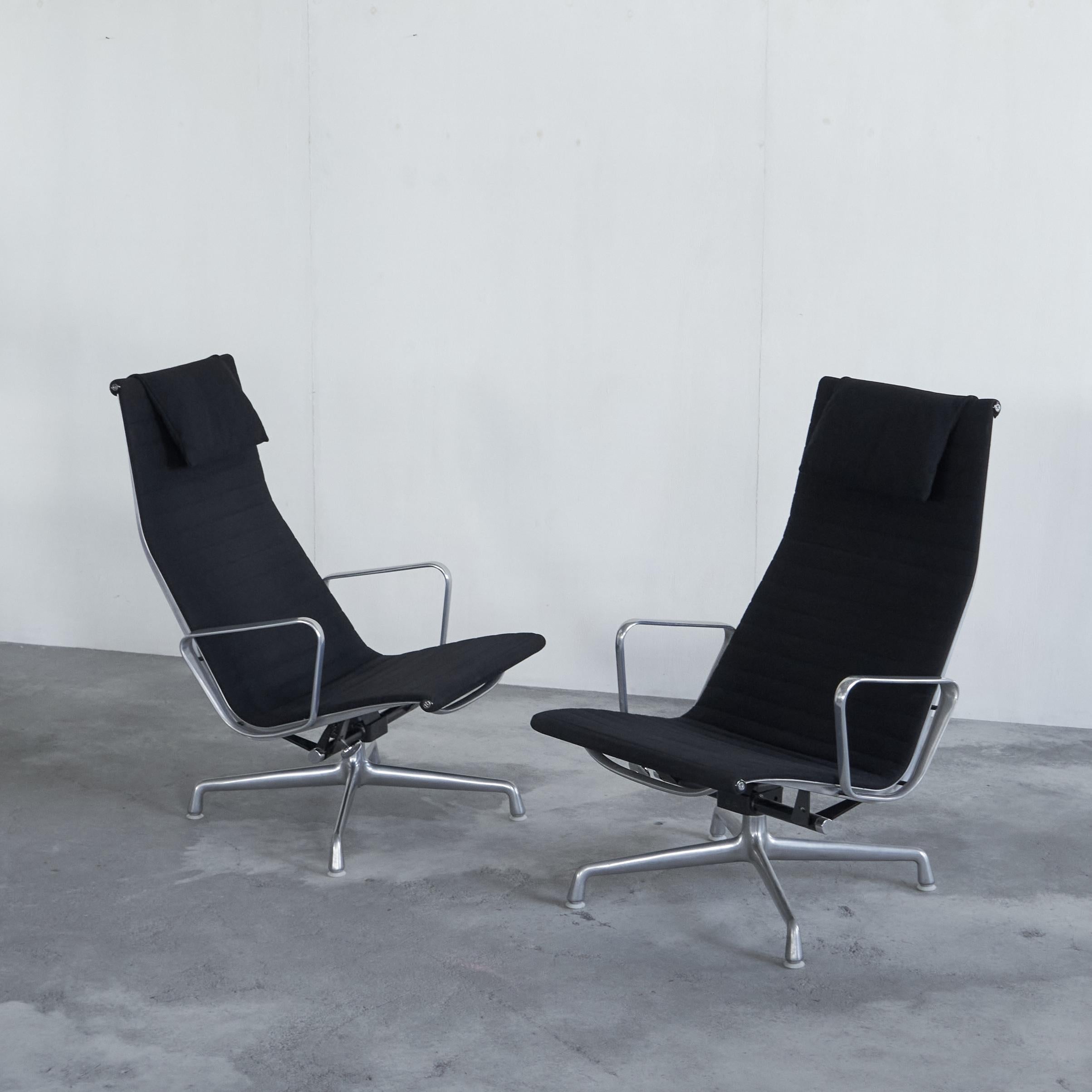 Paire de chaises longues pivotantes EA322 de Charles et Ray Eames pour Herman Miller, 1984.

Il s'agit d'une belle paire originale de fauteuils de salon pivotants Charles et Ray Eames EA322 (ou EA124 comme on les appelle aujourd'hui) avec des bases