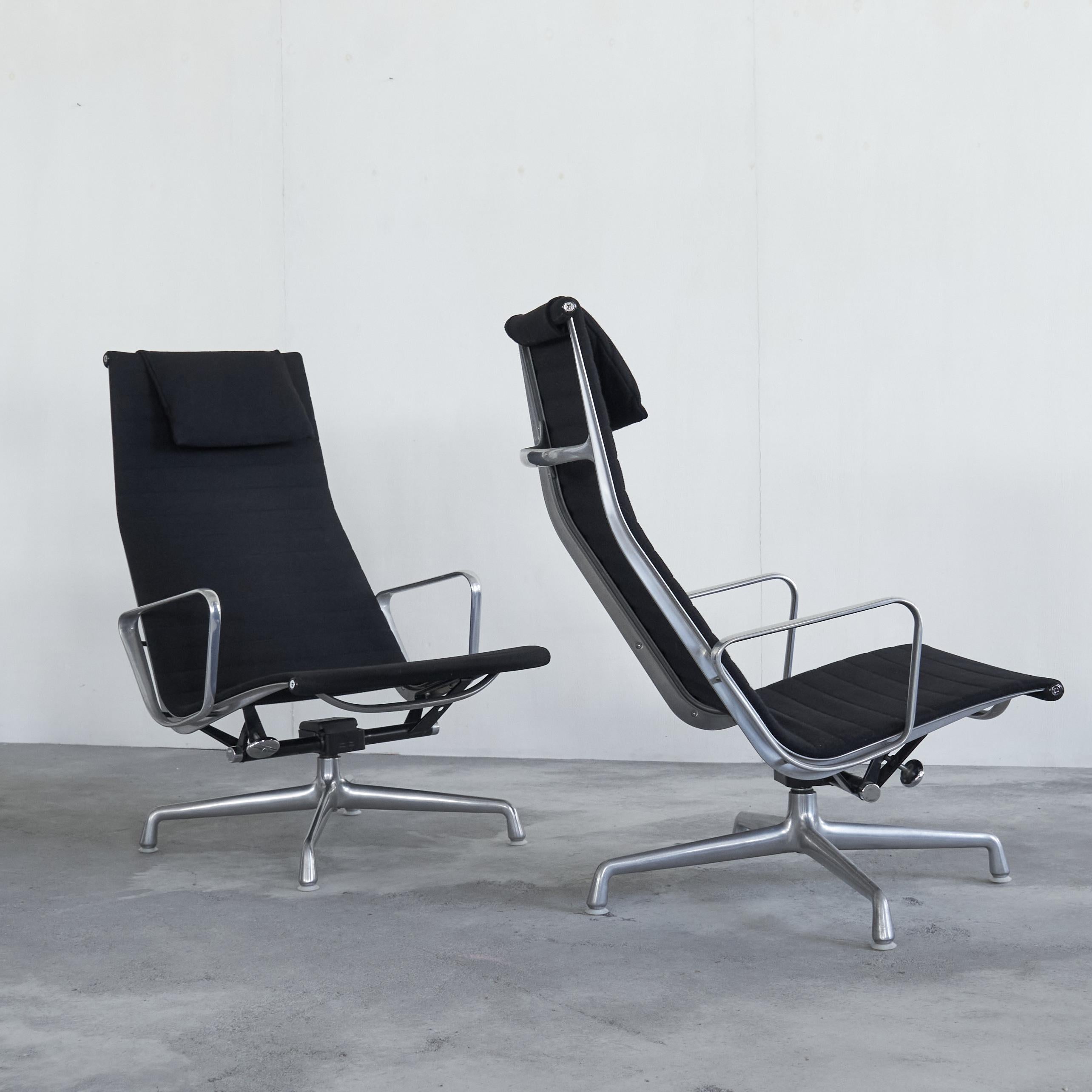 Mid-Century Modern Paire de chaises longues pivotantes Charles and Ray Eames EA322 pour Herman Miller 1984 en vente