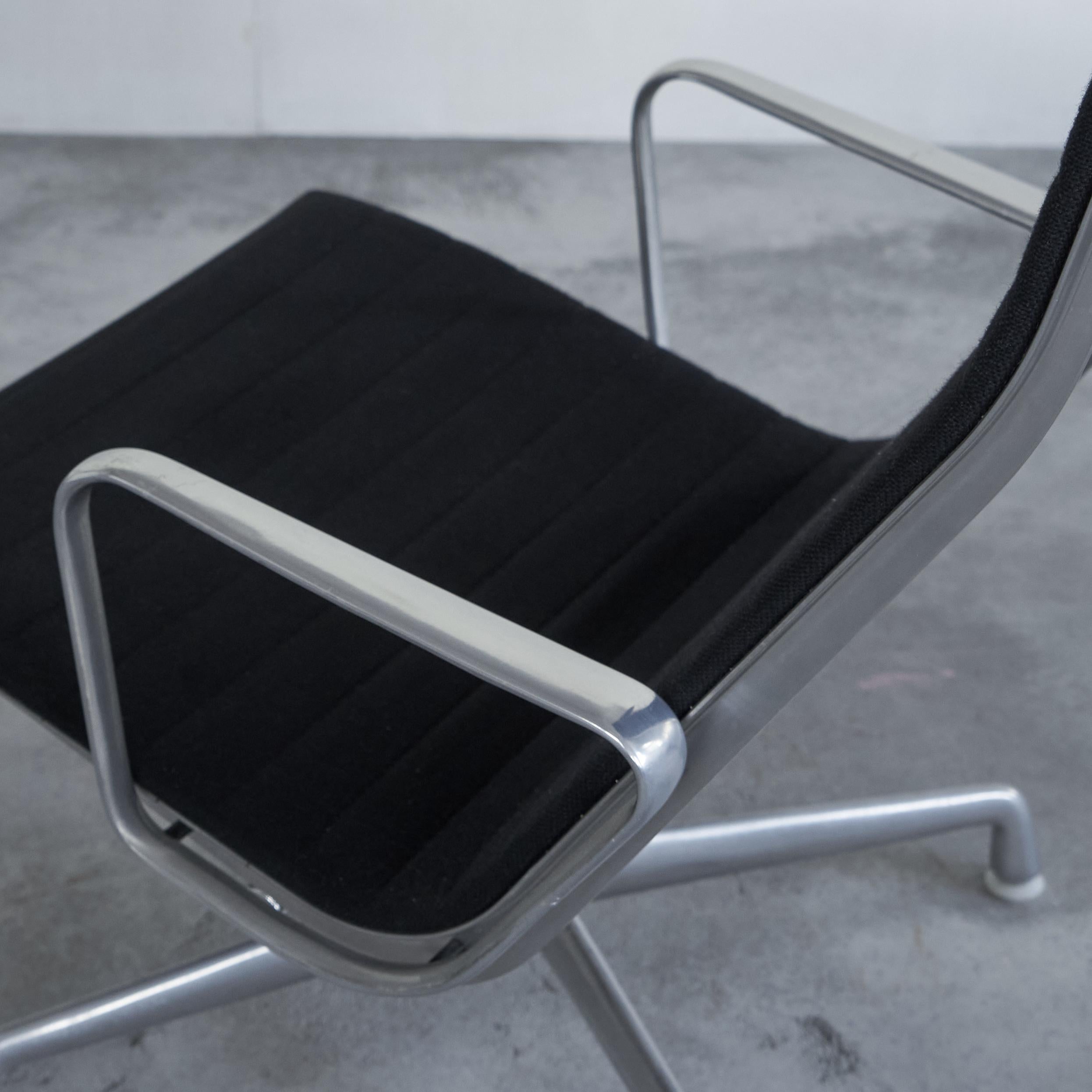Fait main Paire de chaises longues pivotantes Charles and Ray Eames EA322 pour Herman Miller 1984 en vente