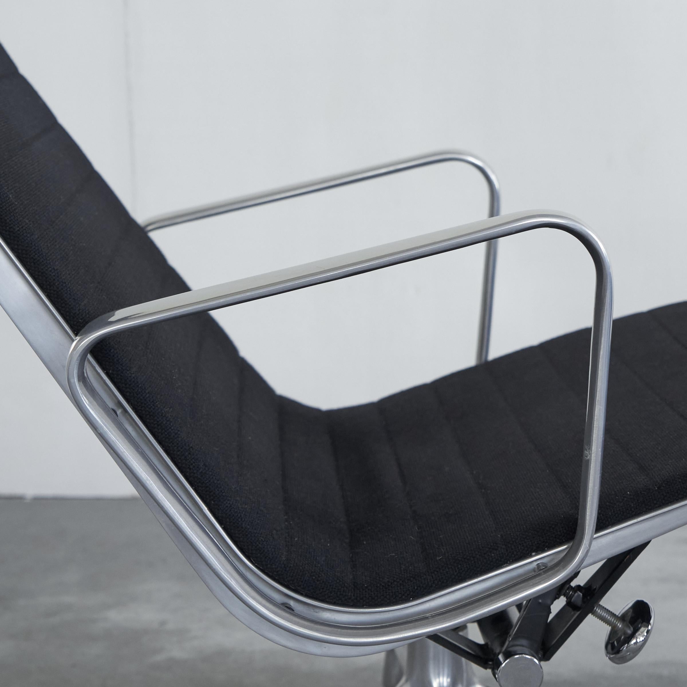 20ième siècle Paire de chaises longues pivotantes Charles and Ray Eames EA322 pour Herman Miller 1984 en vente