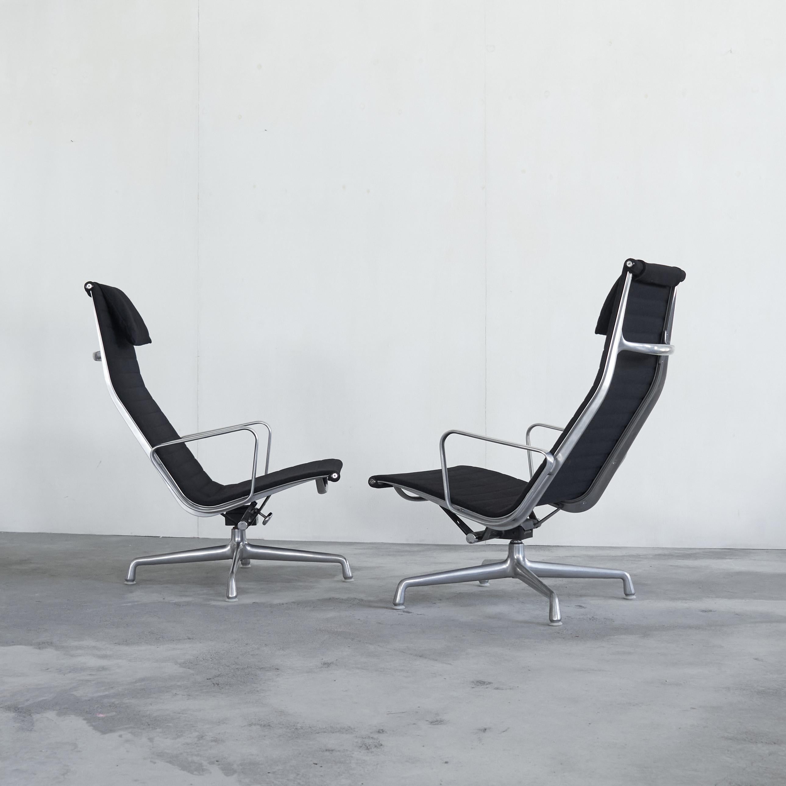 Aluminium Paire de chaises longues pivotantes Charles and Ray Eames EA322 pour Herman Miller 1984 en vente