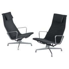 Paire de chaises longues pivotantes Charles and Ray Eames EA322 pour Herman Miller 1984