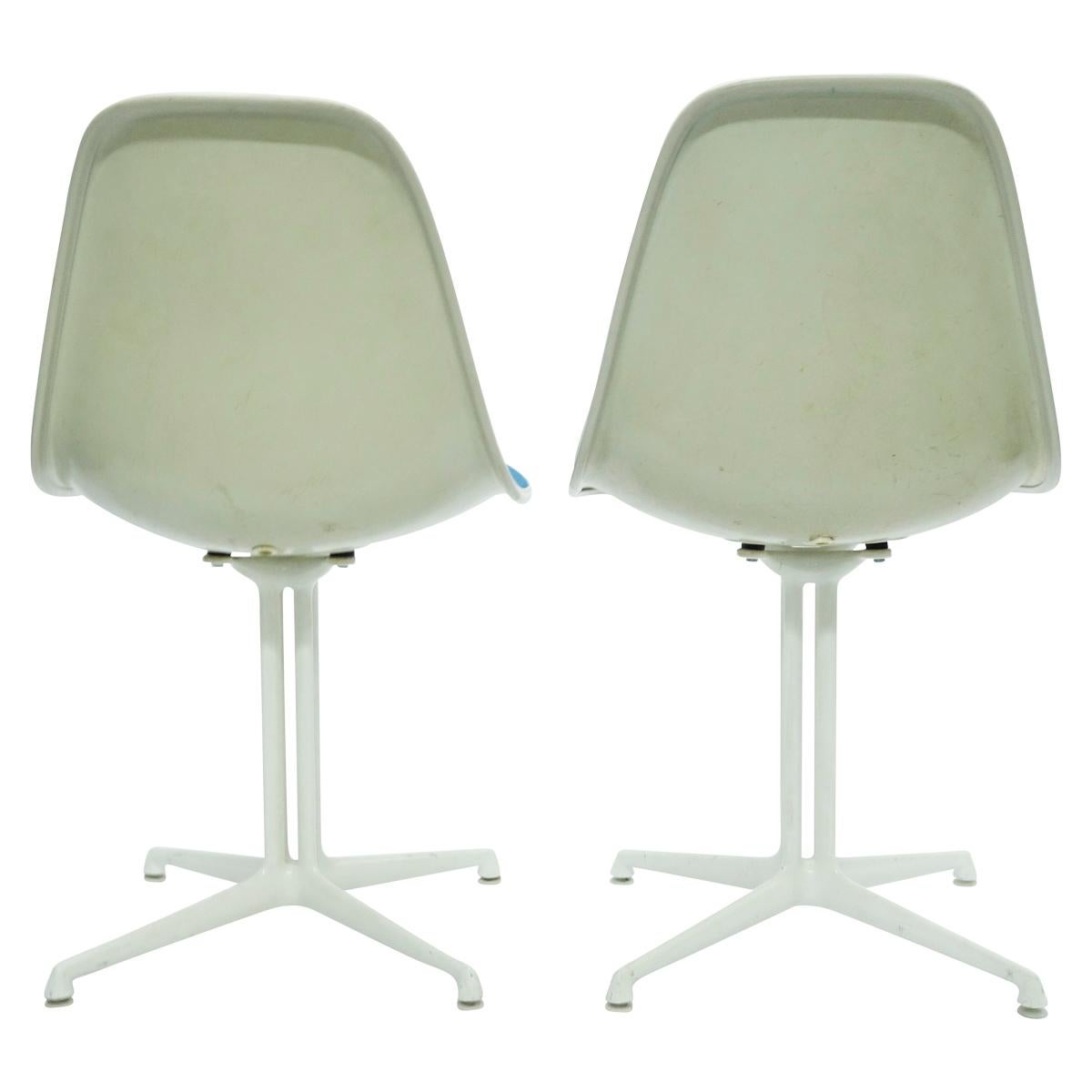 Pair of Charles and Ray Eames La Fonda Chairs with Cream White Fiberglass Shells In Good Condition In New York, NY