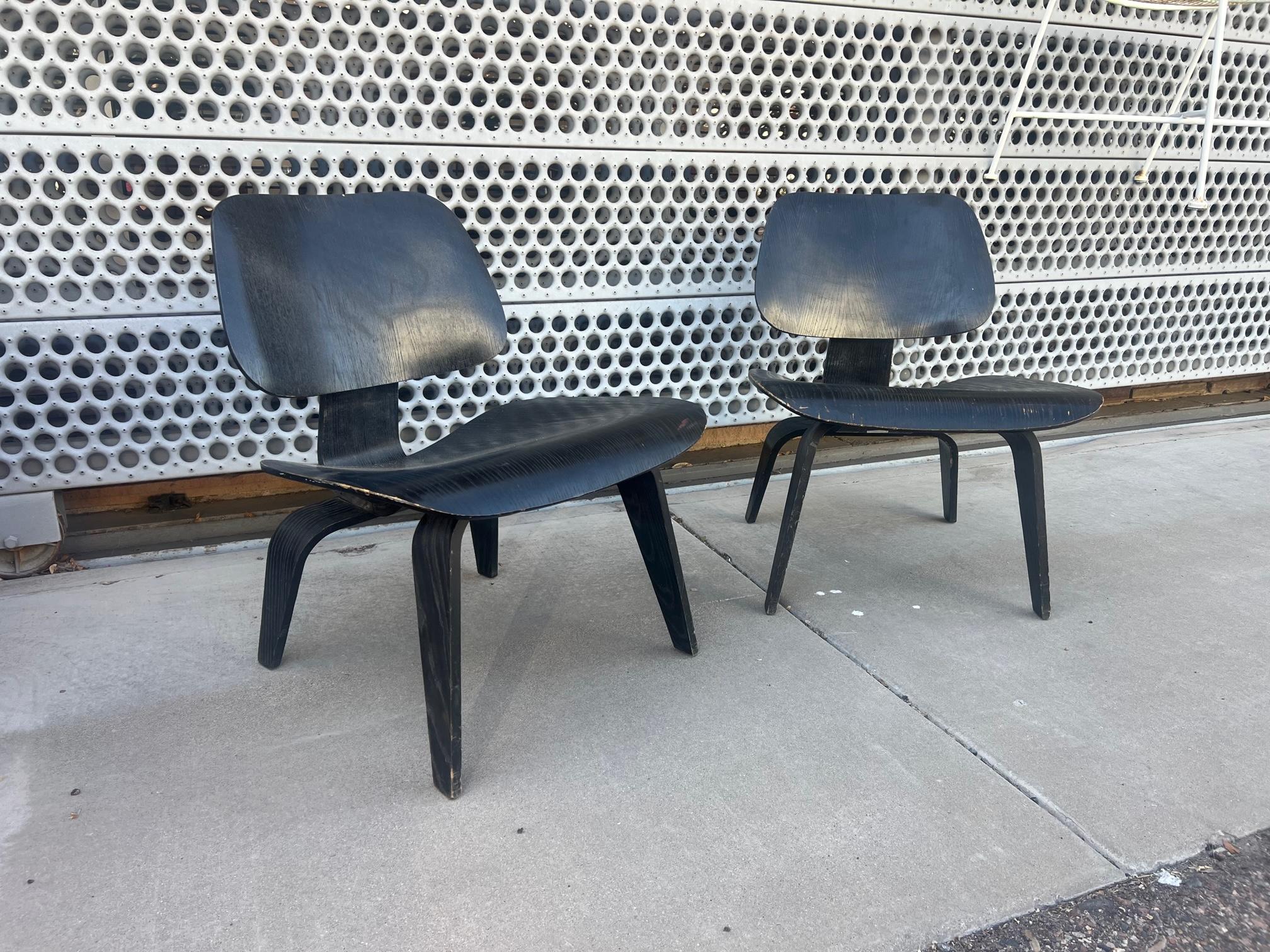 Entworfen von den legendären Charles und Ray Eames: ein Paar schwarz gebeizte LCW-Lounge-Stühle aus Sperrholz. Hergestellt von Evans / Herman Miller.
Das Furnier und der Stuhl sind in gutem Originalzustand mit schöner Patina. Frühe Ausgabe.
