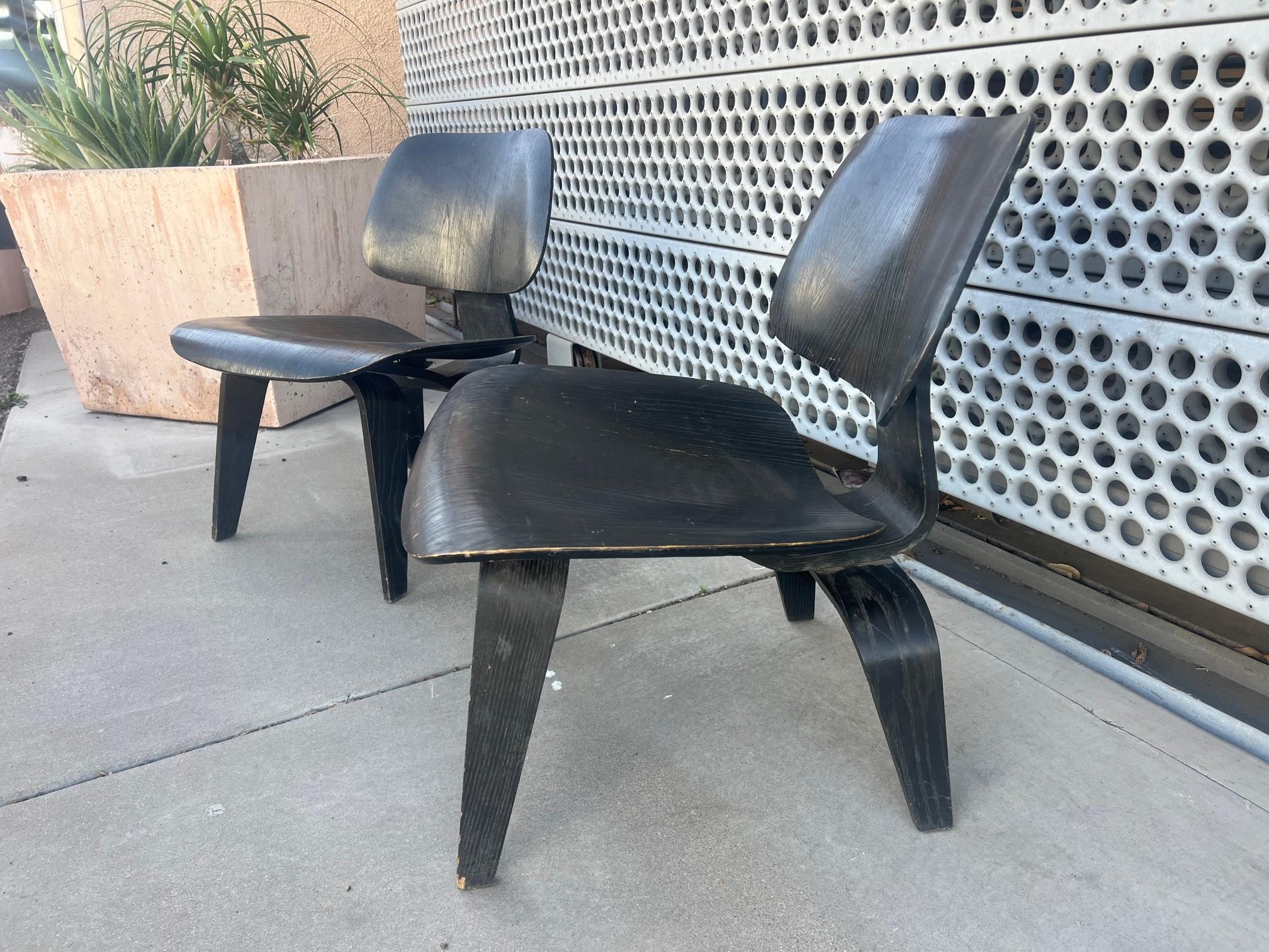 Mid-Century Modern Pair of Charles and Ray Eames, LCW Lounge Chair, circa 1960 For Sale