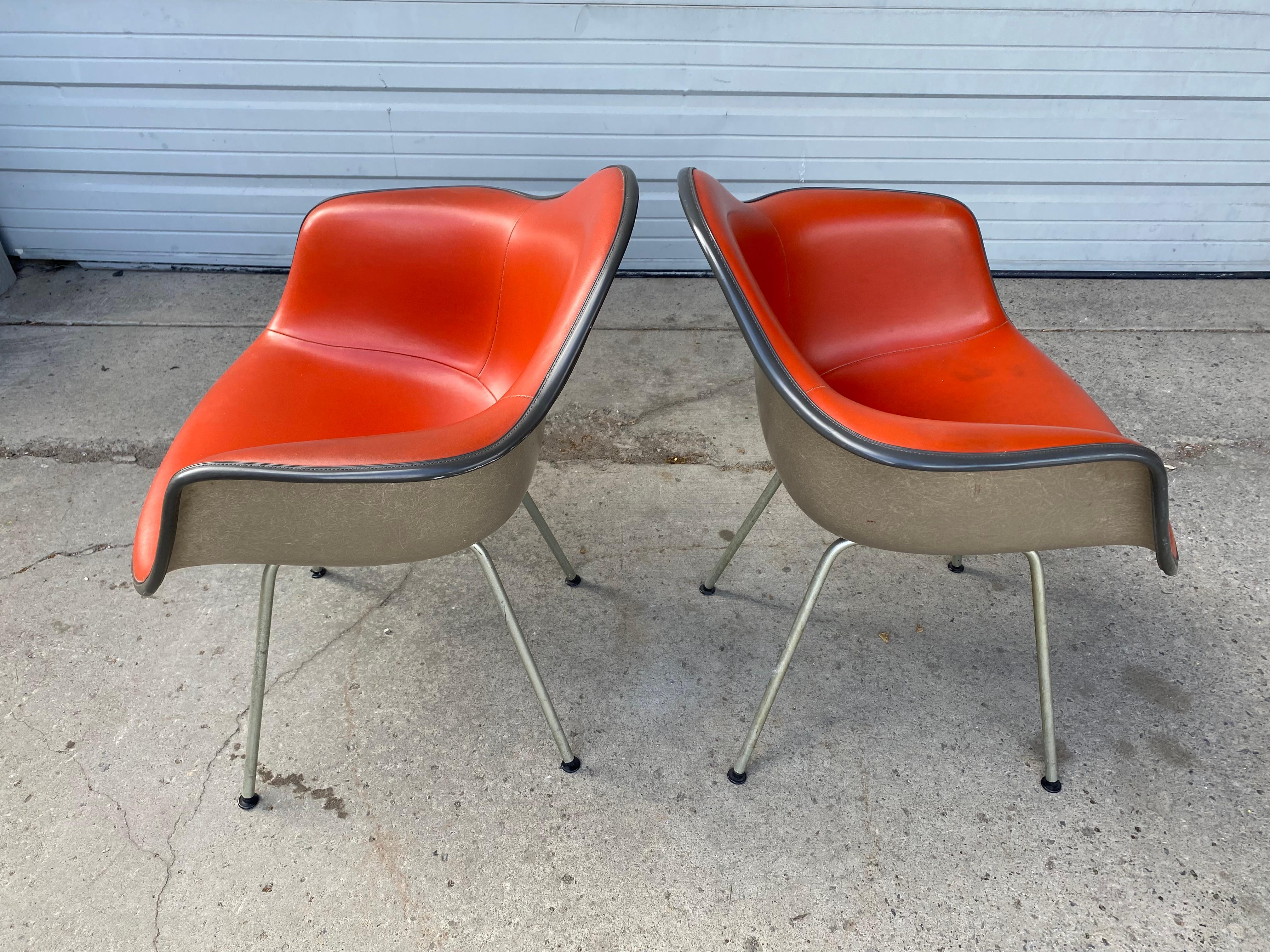 Paar gepolsterte Muschelstühle von Charles und Ray Eames, zweifarbig /Herman Miller im Zustand „Gut“ im Angebot in Buffalo, NY