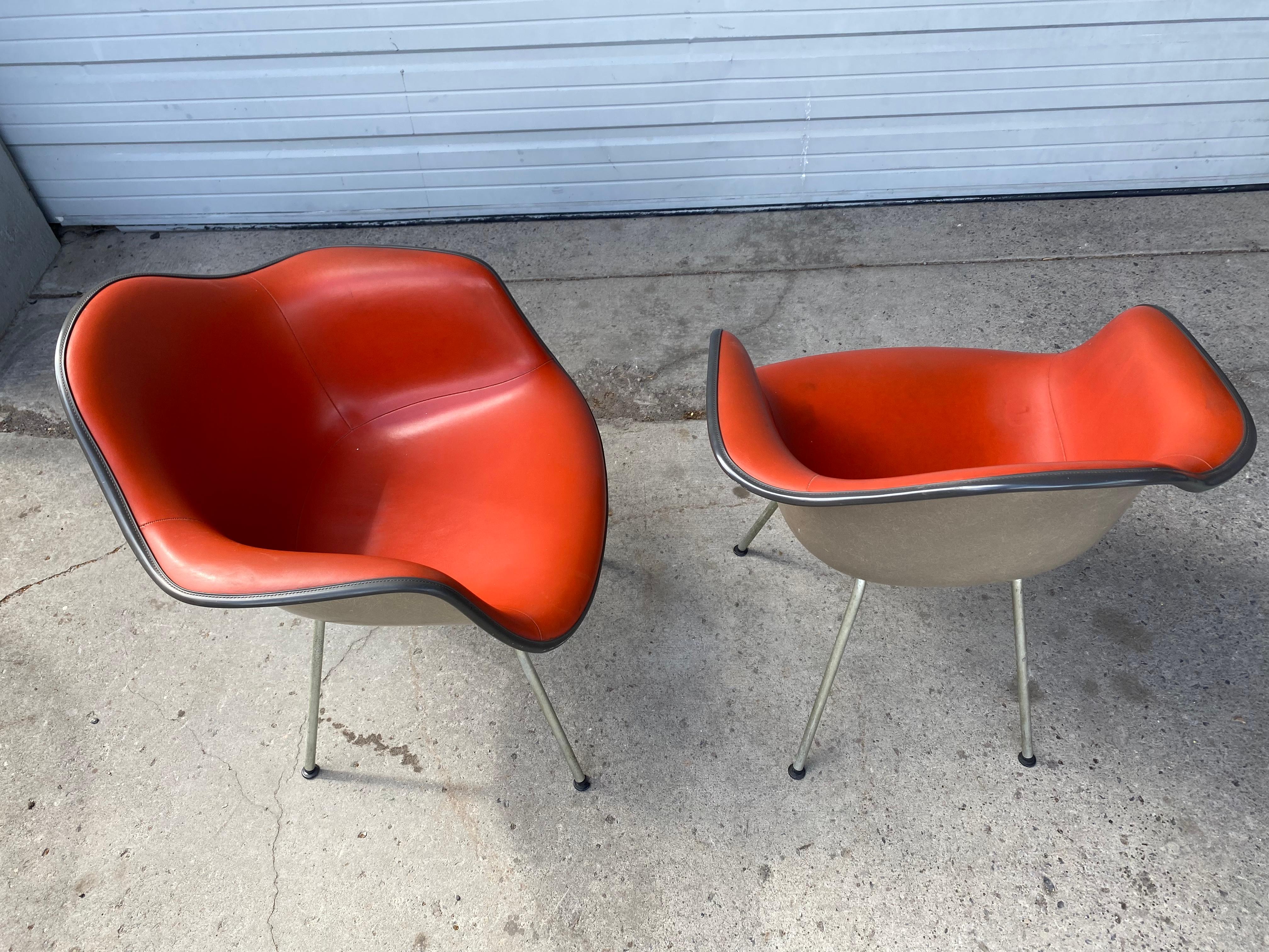 Paire de fauteuils à bras coquillages rembourrés Charles et Ray Eames, bicolores /Herman Miller en vente 1