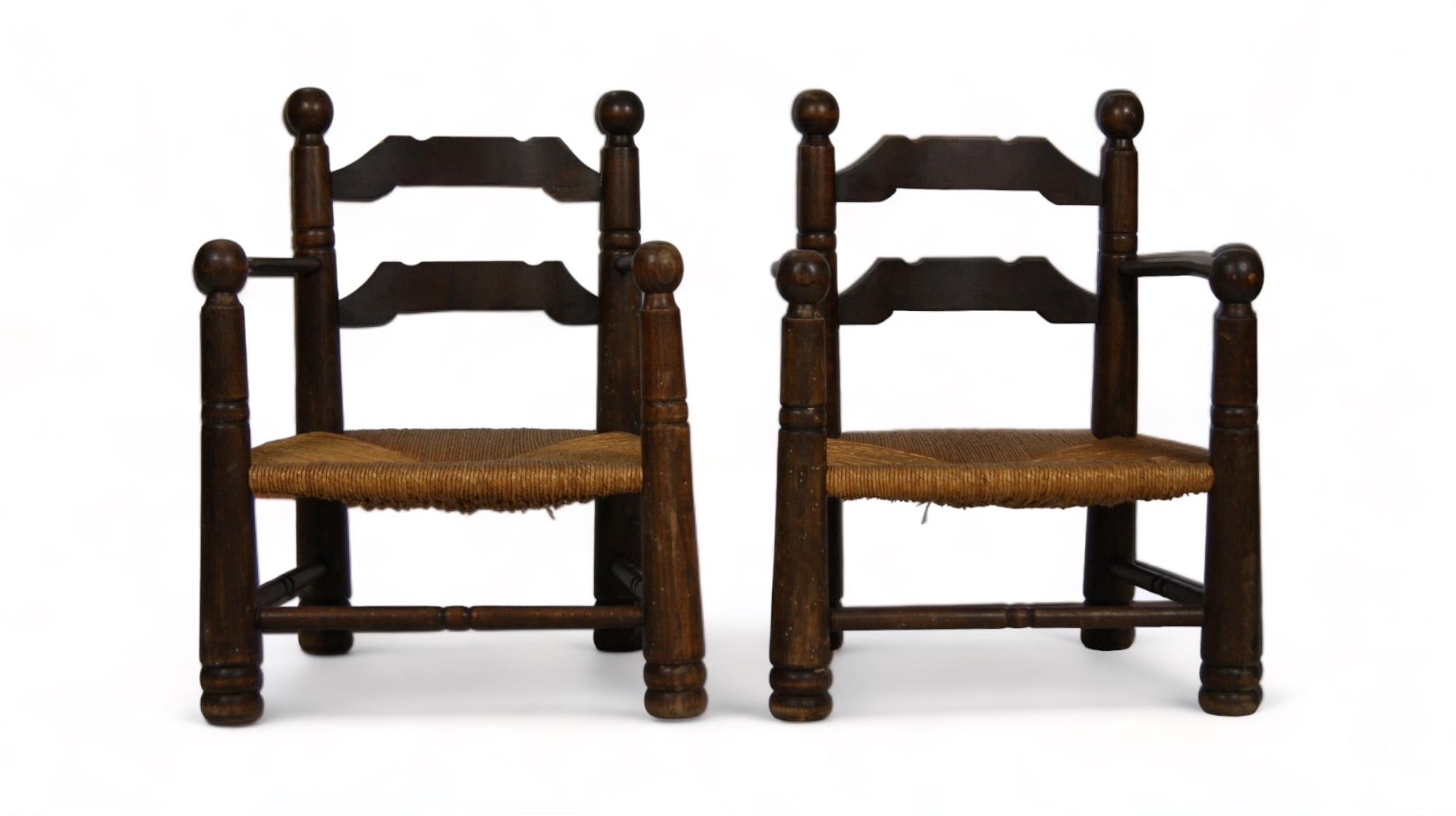 Das exquisite Set aus Vintage-Stühlen aus Eichenholz und Korbgeflecht, das der bekannte Künstler Charles Dudouyt entworfen hat, versetzt uns in das Frankreich der 1940er Jahre und lässt den Charme und die Eleganz einer vergangenen Epoche wieder