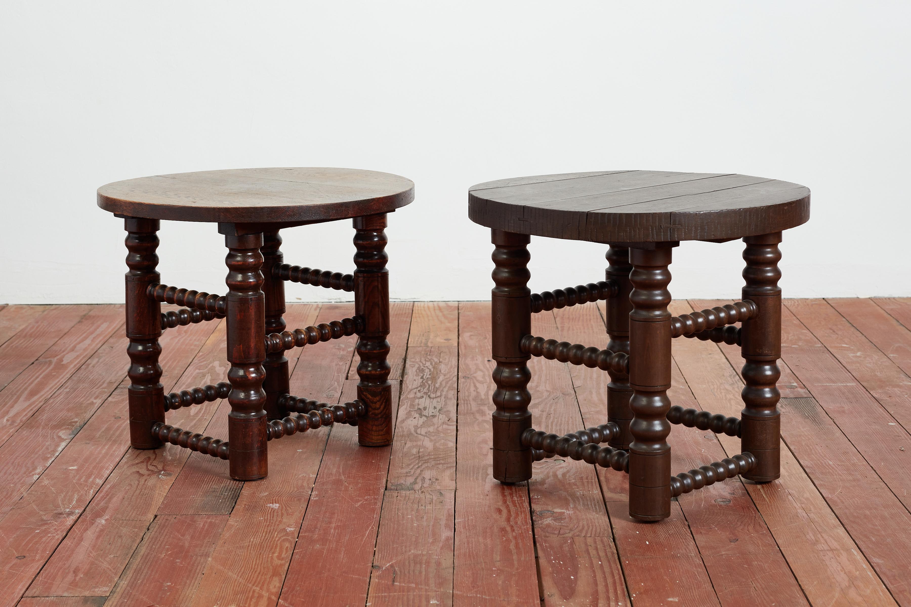 Fantastique et rare paire de tables d'appoint presque identiques de Charles Dudouyt.

Design/One avec quatre pieds en bois sculpté et un plateau en bois de chêne. 

Merveilleuse patine foncée sur l'ensemble des deux tables. 

Des hauts légèrement