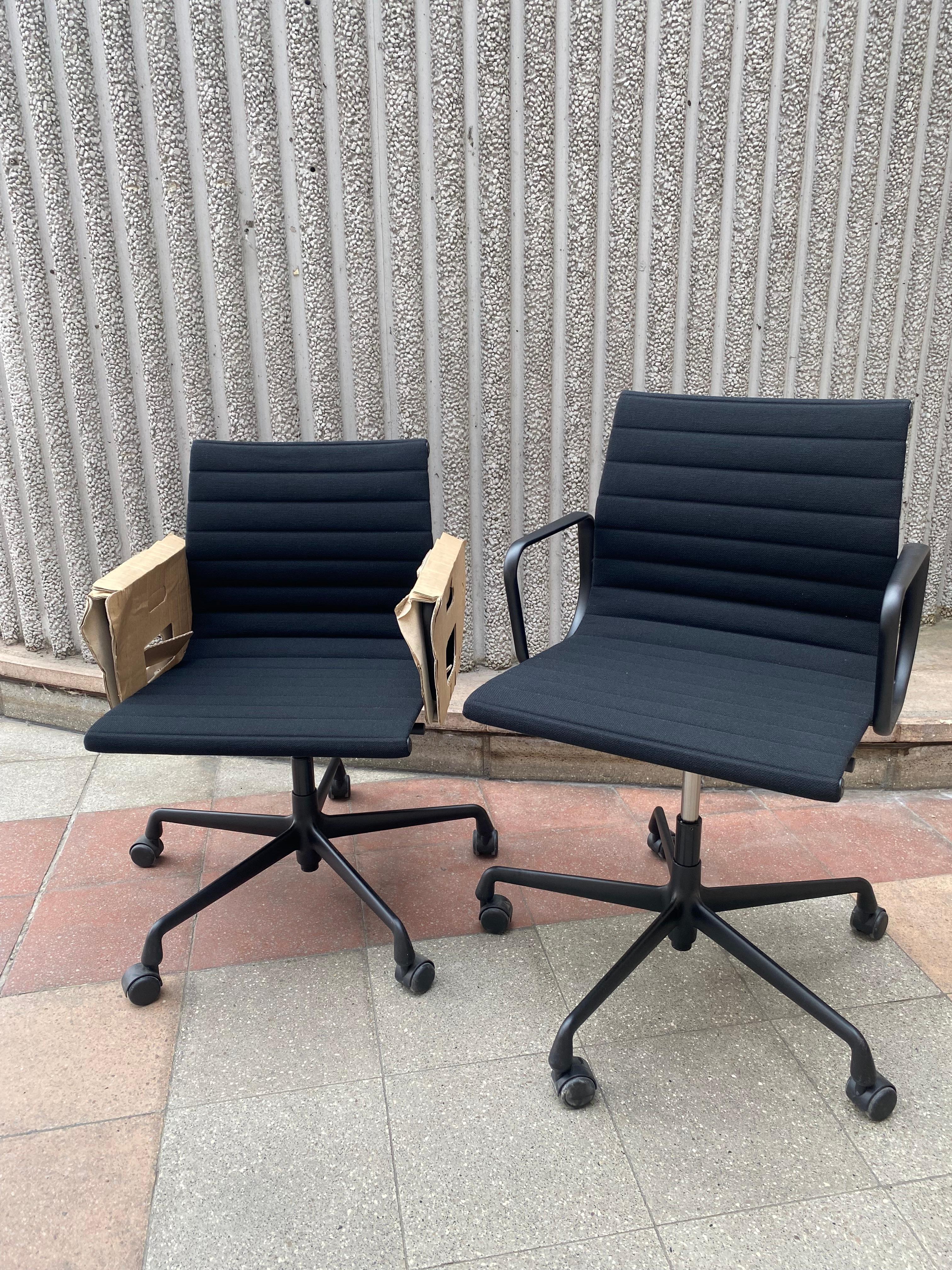 Pair of Charles Eames EA118 armchairs
Flesh aluminum
New
Vitra Edition Signed with their original label
Black aluminum and fabric
Wheeled and adjustable version
L 55 x d 75 x h 83