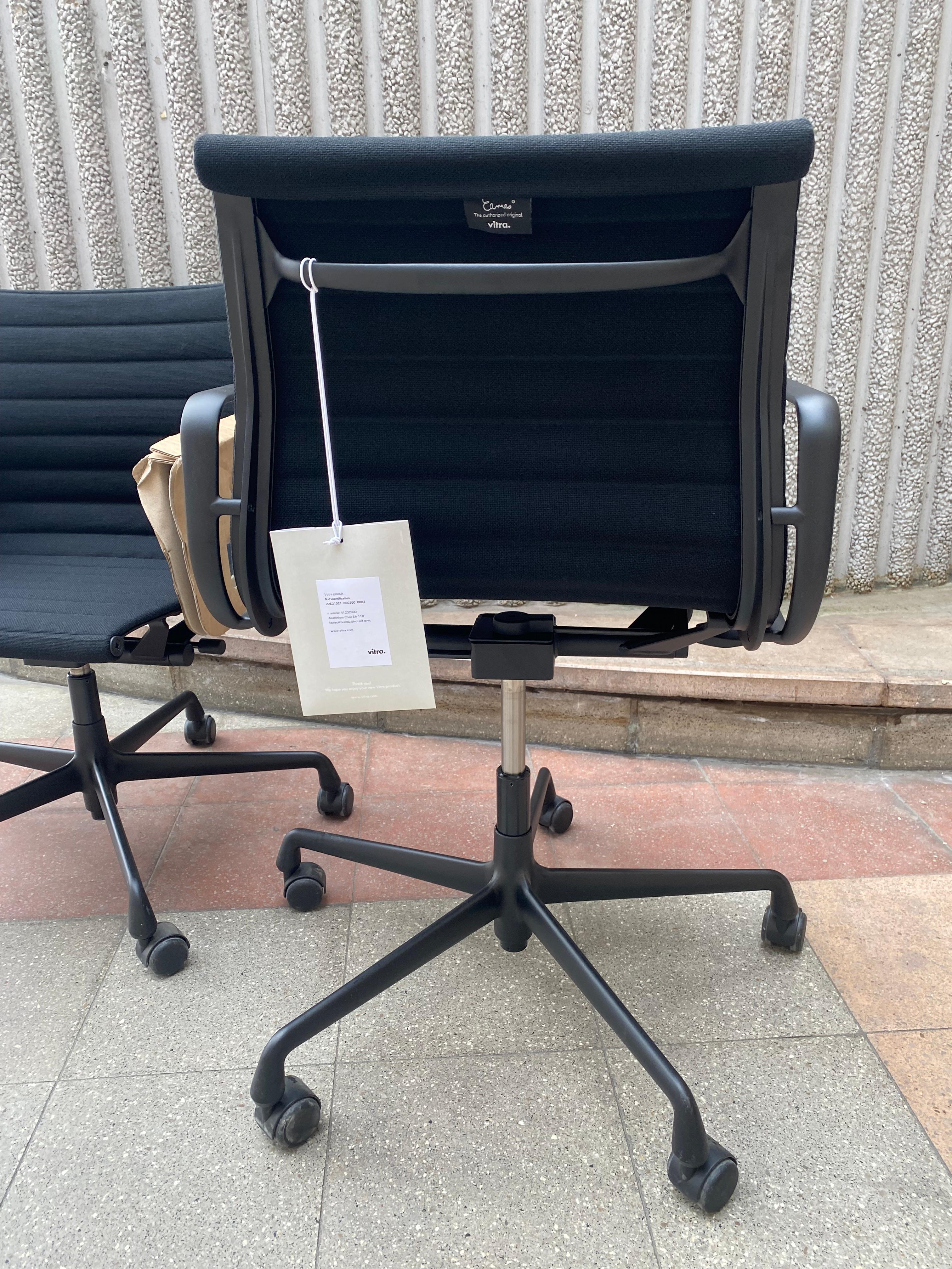 Pair of Charles Eames EA118 armchairs - Vitra Edition In Good Condition For Sale In Saint ouen, FR