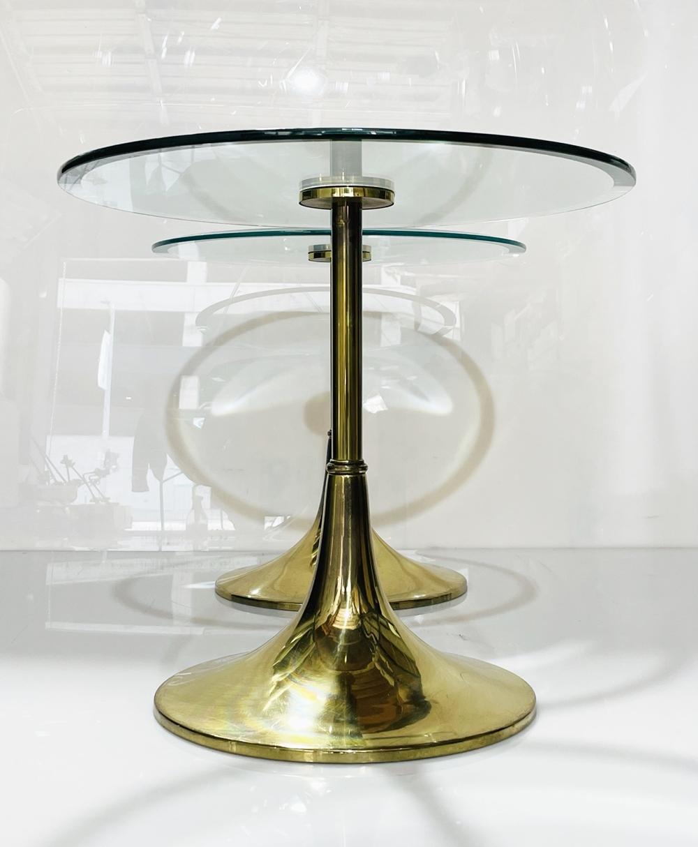 Paire de tables d'appoint Charles Hollis Jones à base « Bugle » en laiton et verre Bon état - En vente à Los Angeles, CA