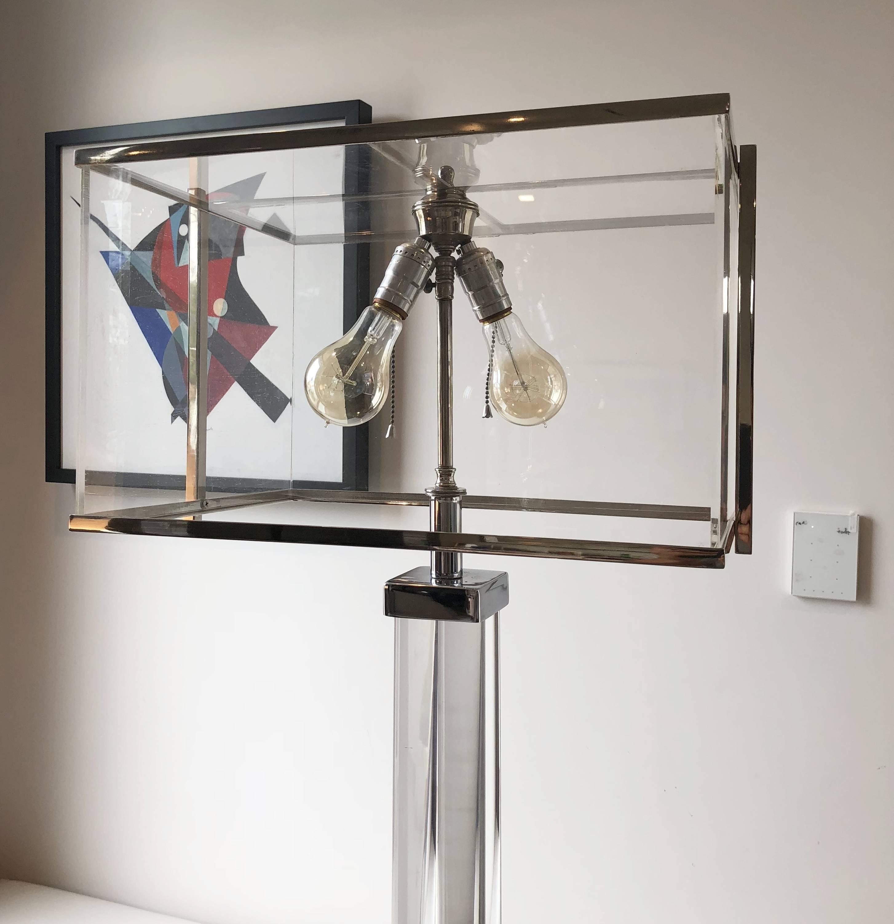 Charles Hollis Jones: Stehlampe „Edison“ aus Lucite und poliertem Nickel im Zustand „Gut“ im Angebot in Los Angeles, CA