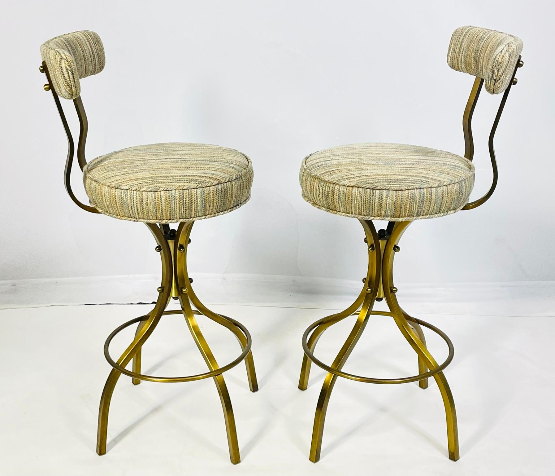 Milieu du XXe siècle Paire de tabourets de bar pivotants en laiton massif Charles Hollis Jones 