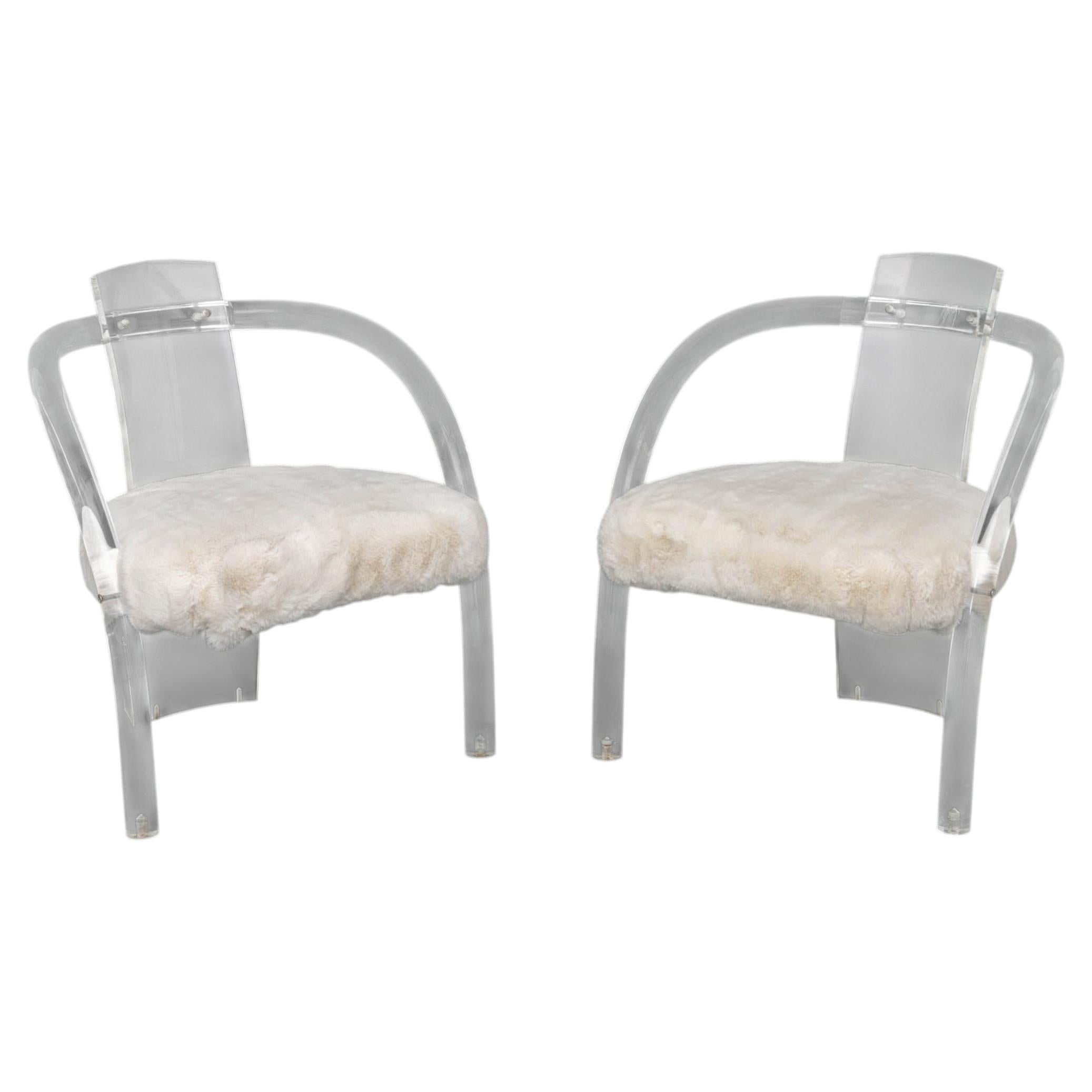 Ein Paar Sessel im Stil von Charles Hollis Jones aus Lucite