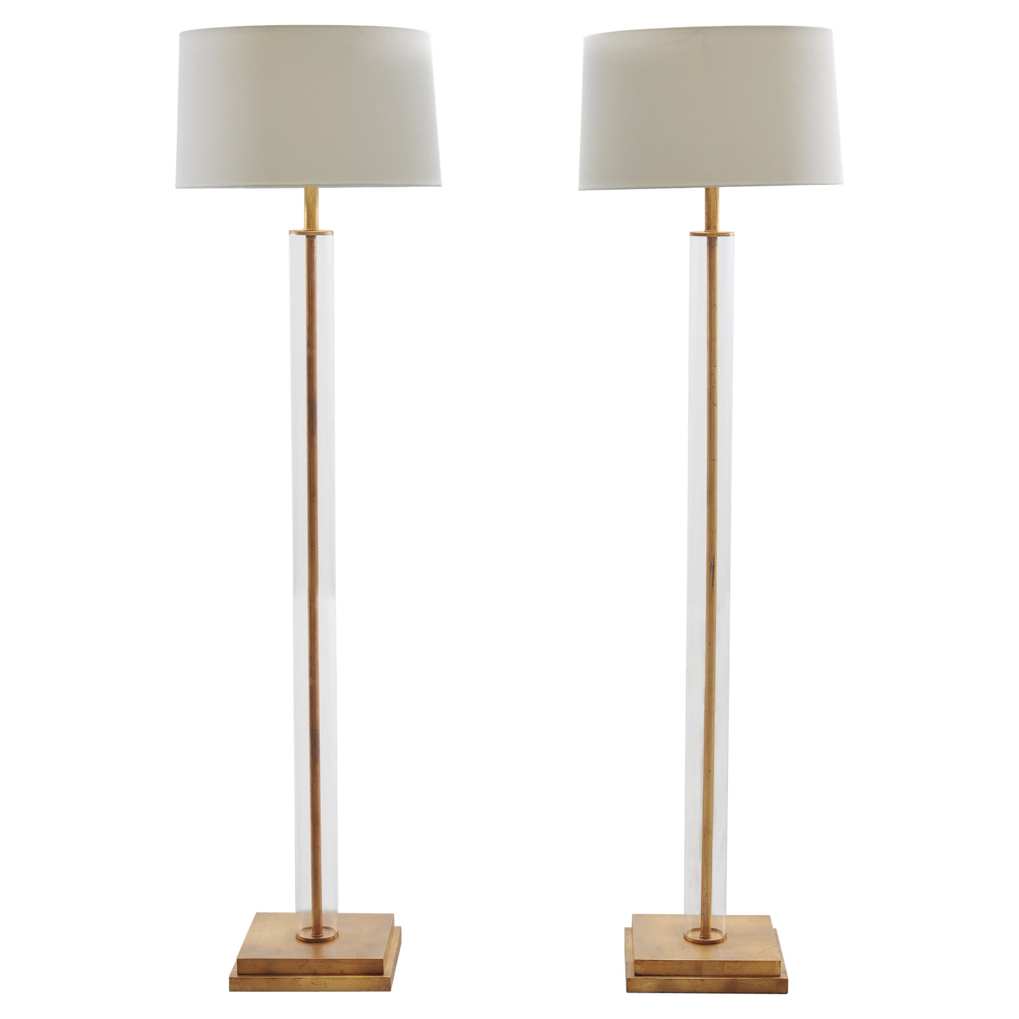 Pareja de lámparas de pie de columna de lucita estilo Charles Hollis Jones