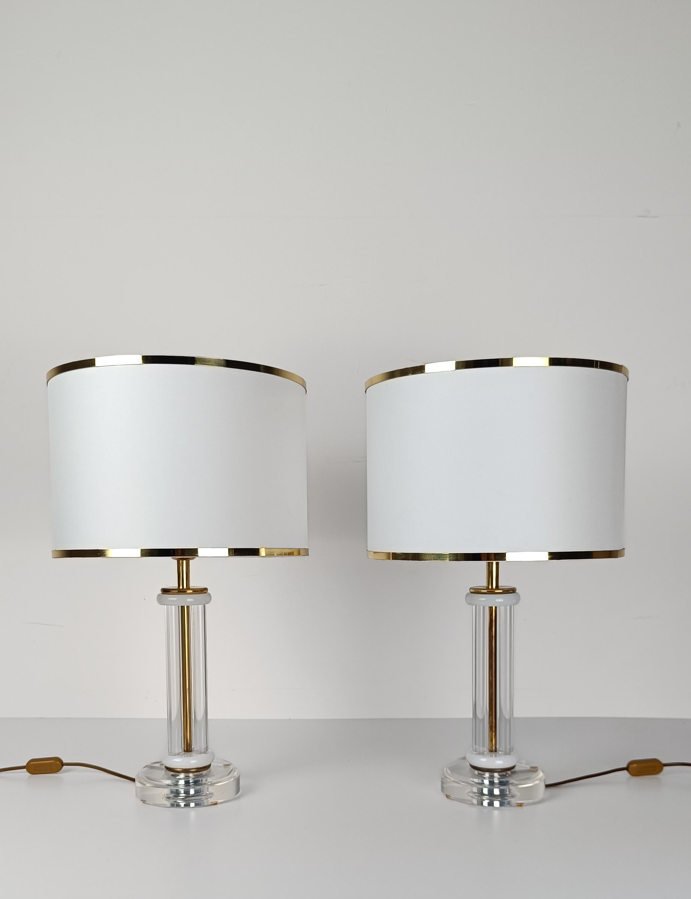 Paire de lampes de bureau de style Charles Hollis Jones en acrylique / Lucite et laiton doré en vente 3