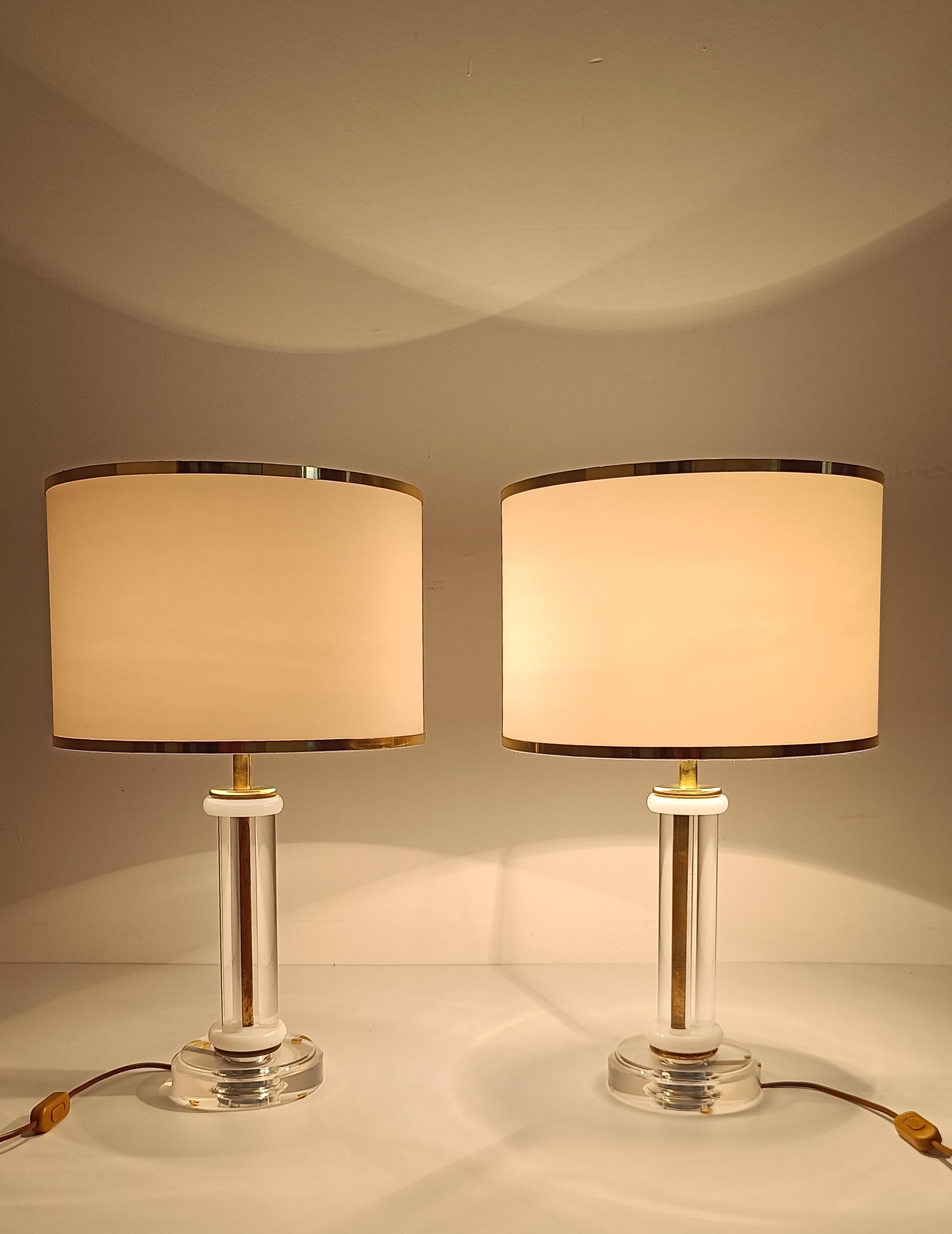 Paire de lampes de bureau de style Charles Hollis Jones en acrylique / Lucite et laiton doré en vente 4