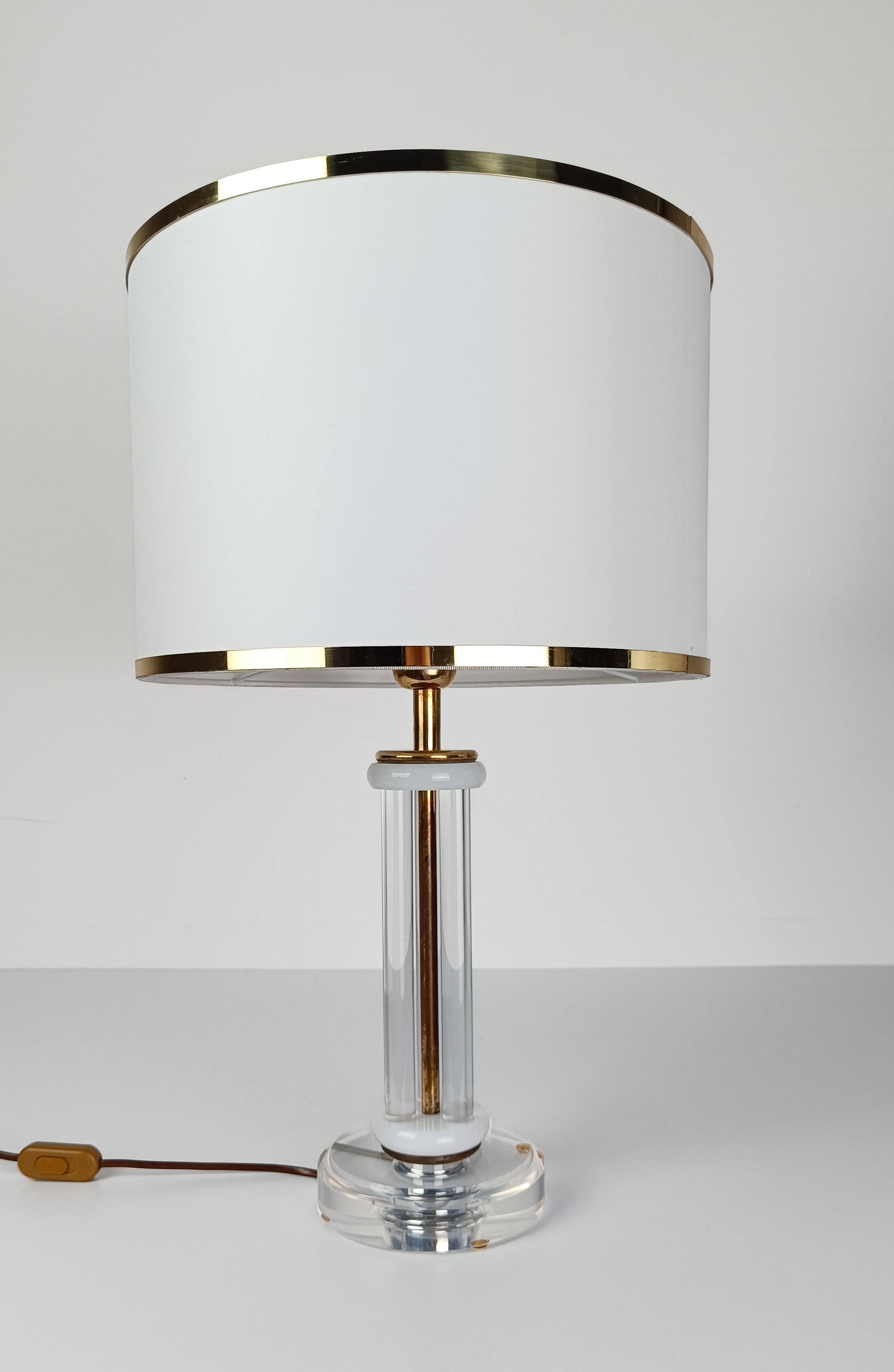 Paire de lampes de bureau de style Charles Hollis Jones en acrylique / Lucite et laiton doré en vente 6
