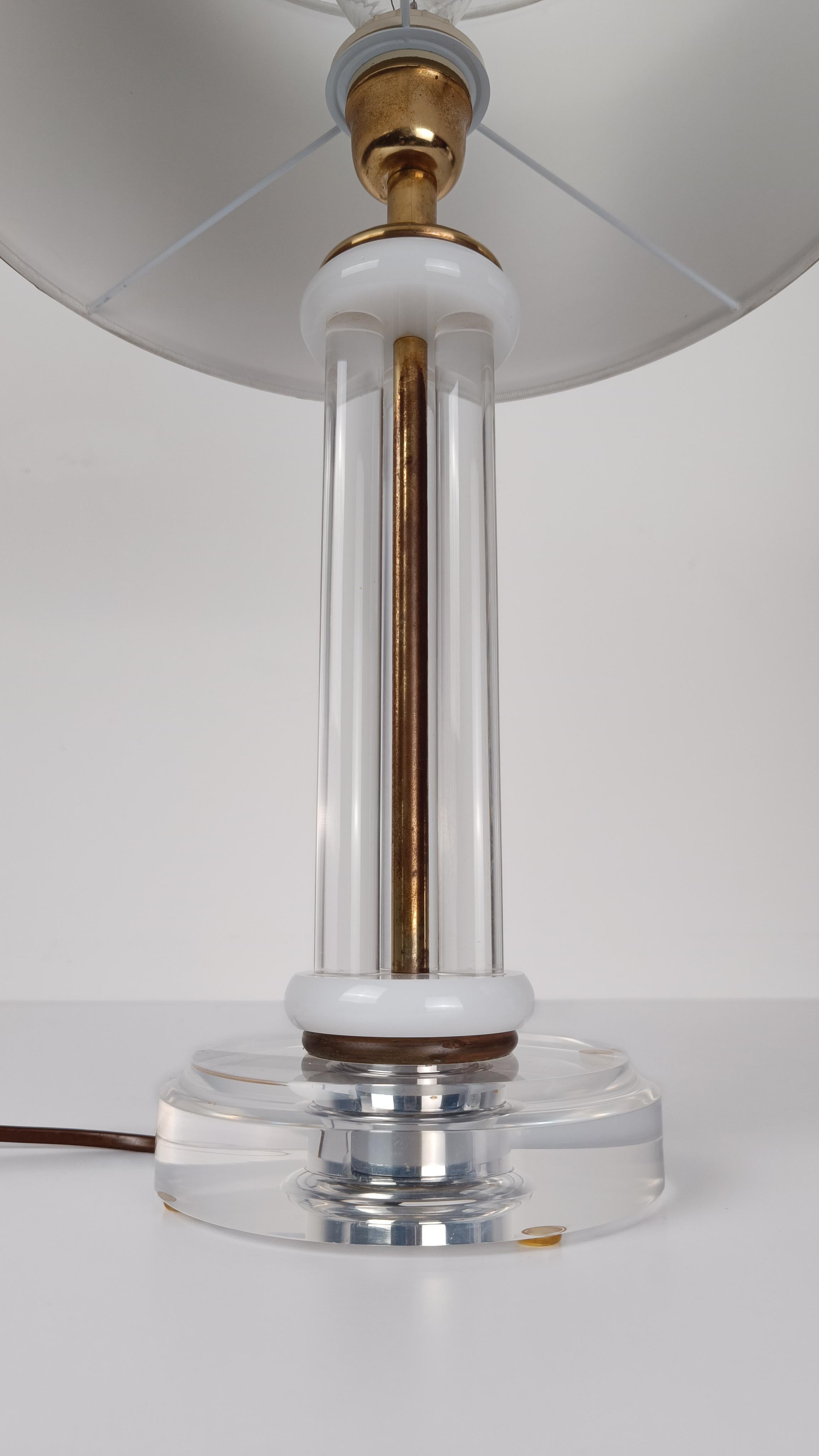 Paire de lampes de bureau de style Charles Hollis Jones en acrylique / Lucite et laiton doré en vente 7